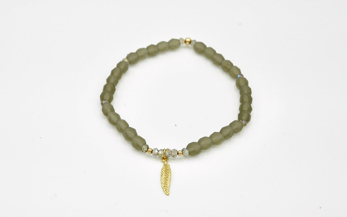Elegantes Armband 'PLUME' mit matten Perlen und filigran gearbeiteter, 14-karätig vergoldeter Feder als Mittelpunkt