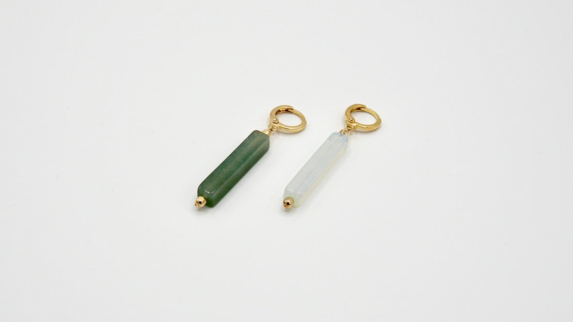 Grün und weiß Ohrringe ZOÉ von Femelle Anouk: Verspielte 5,3 cm lange Ohrringe mit farbenfrohen Natursteinen und 14 Karat Goldfilled-Elementenüne