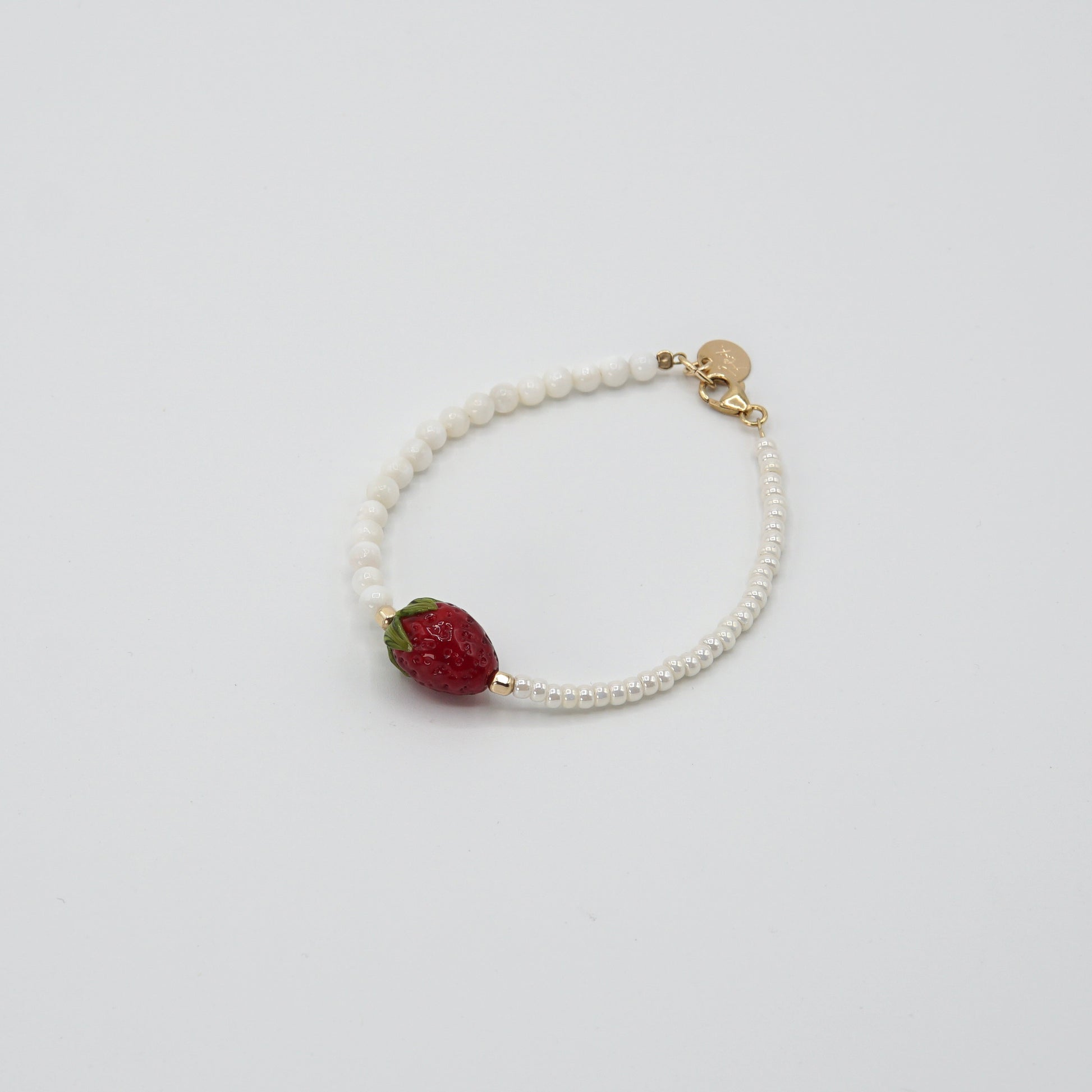 14 kt Goldfilled-Metallelemente des 'STRAWBERRY BABE'-Armbands, die einen warmen Schimmer zwischen den Perlen erzeugen.