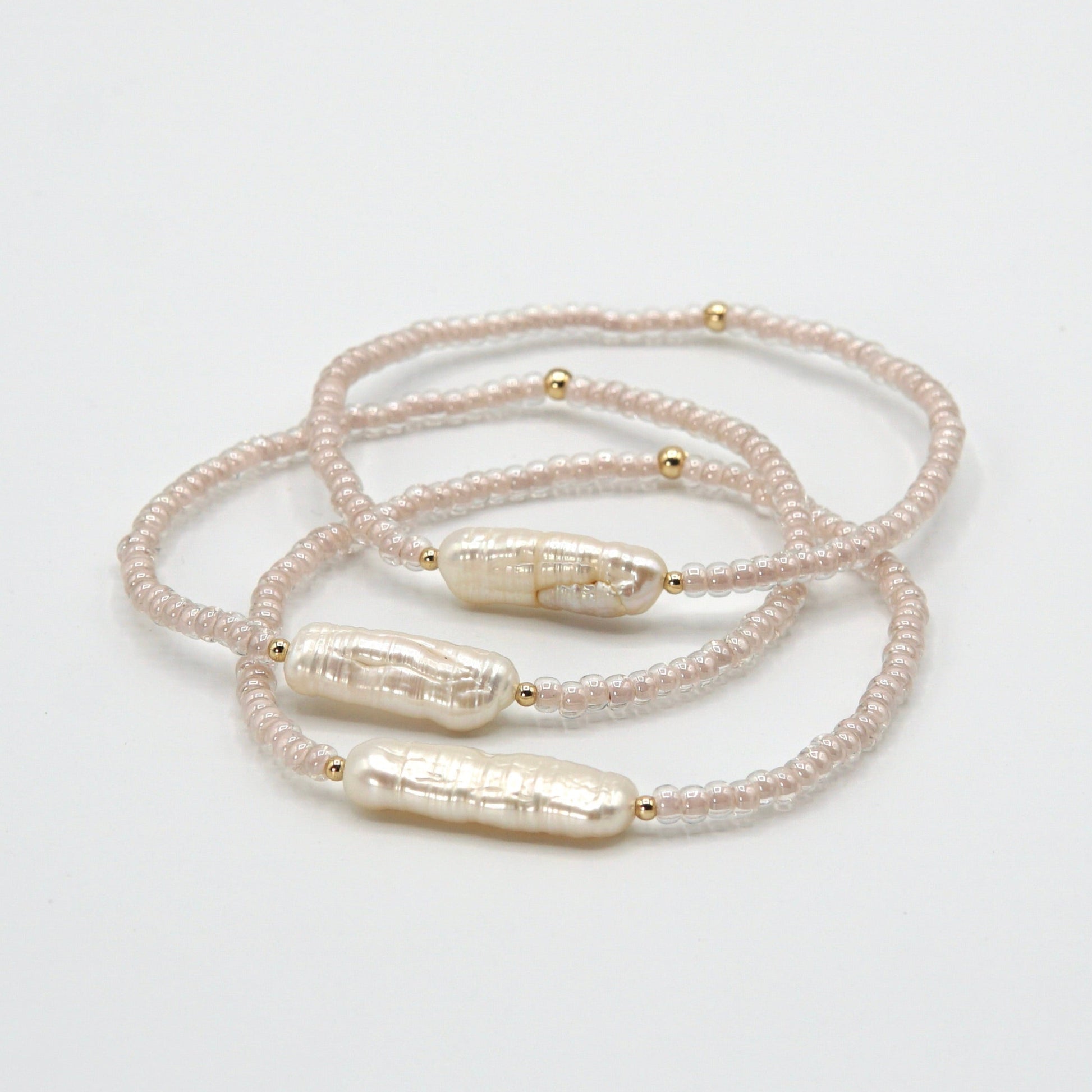 Handgefertigtes Armband POUDRE mit länglicher Süßwasserperle, zarten Glasperlen in Puderrosa und goldfarbenen Details, 17,5 cm lang