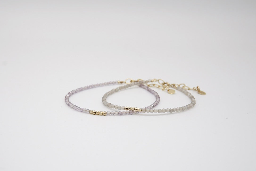 Filigranes Armband JULIE mit facettierten Amethyst- oder grauen Mondstein-Edelsteinen und 14 Karat Goldfilled-Elementen, 20,5 cm lang, variabel tragbar.