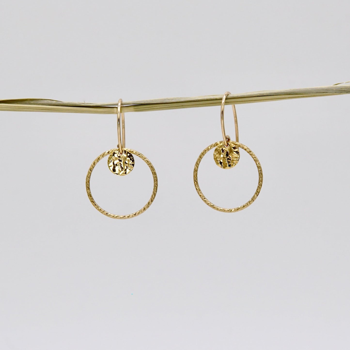 Ohrringe ODETTE von Femelle Anouk: Handgefertigte Ohrringe mit zarten, facettierten Glasperlen und 14 Karat Goldfilled-Elementen.