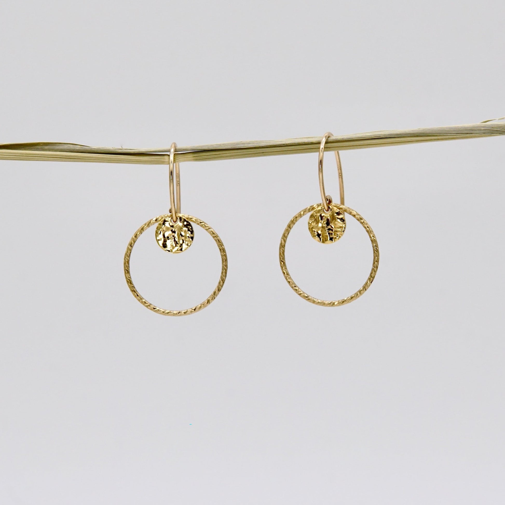 Ohrringe ODETTE von Femelle Anouk: Handgefertigte Ohrringe mit zarten, facettierten Glasperlen und 14 Karat Goldfilled-Elementen.