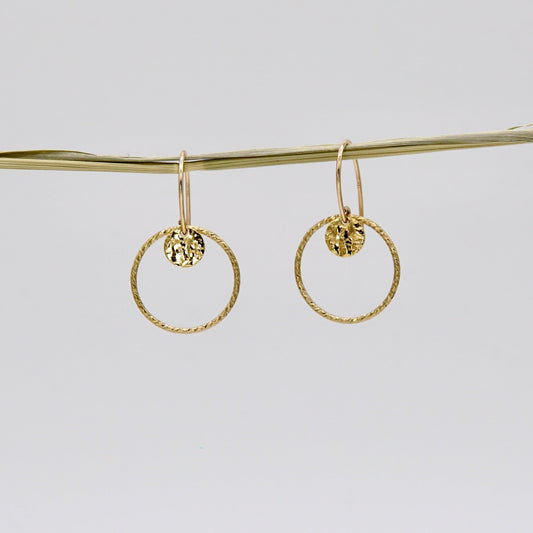 Ohrringe ODETTE von Femelle Anouk: Handgefertigte Ohrringe mit zarten, facettierten Glasperlen und 14 Karat Goldfilled-Elementen.