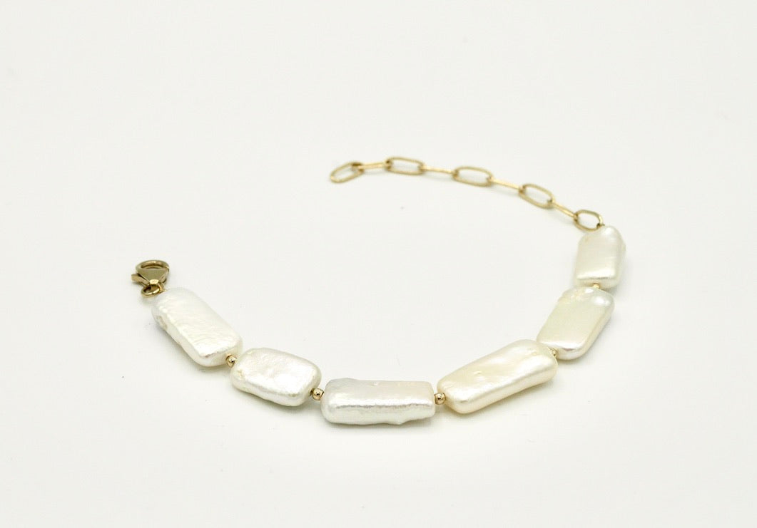 Modernes Armband LÉA mit länglichen Süßwasserperlen und 14 Karat goldgefüllten Elementen, variabel tragbar von 14 bis 20 cm.