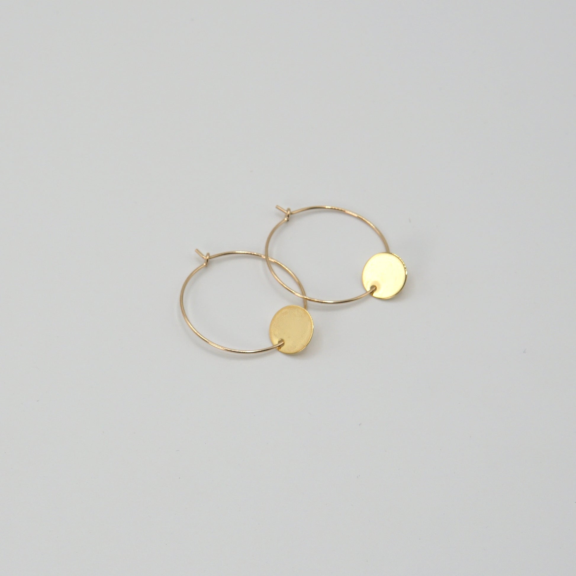 Creolen LÉA aus 14 Karat Goldfilled mit schlichten goldenen Plättchen, 25 mm Durchmesser, minimalistisches Design