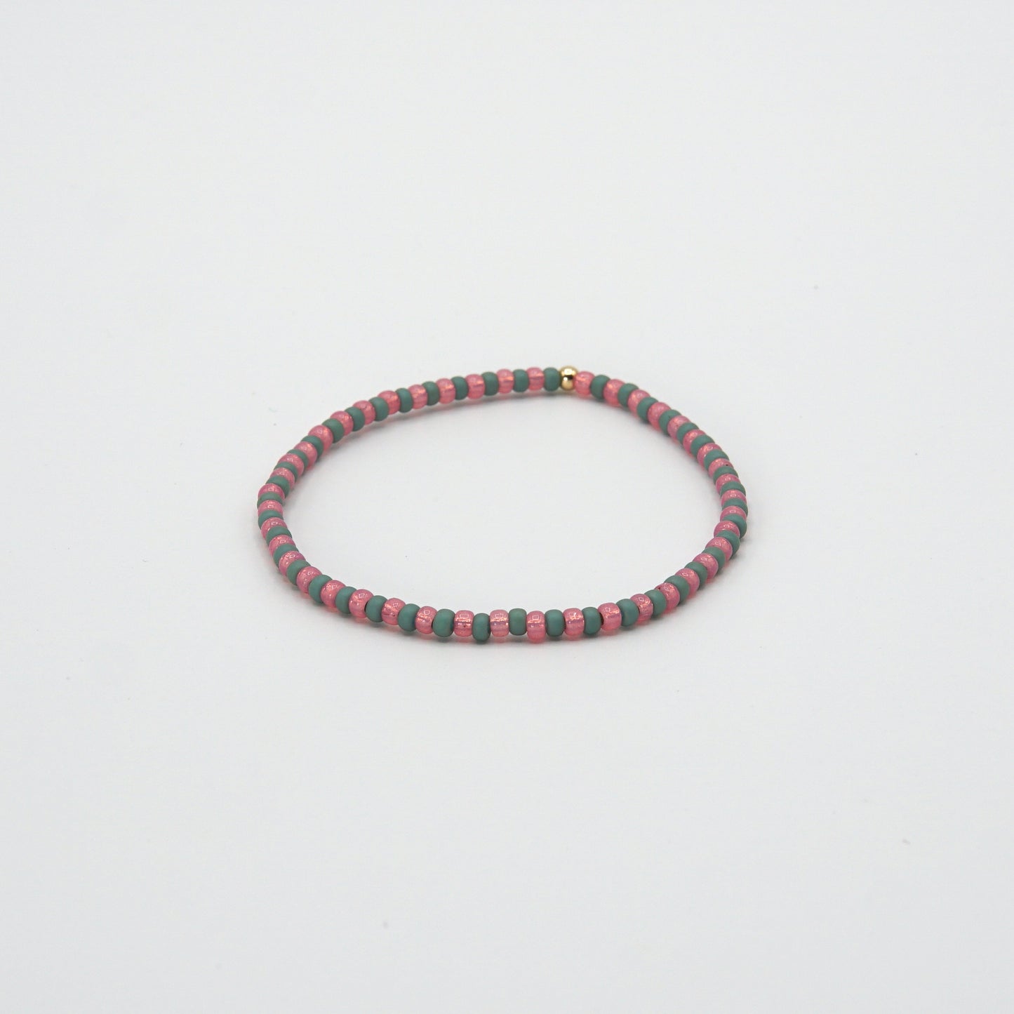 Pink Grünes Elastisches 17,5 cm langes Armband NAGOMI mit kontrastierenden Glasperlen und einer zarten 14-Karat-Goldfilled-Perle.