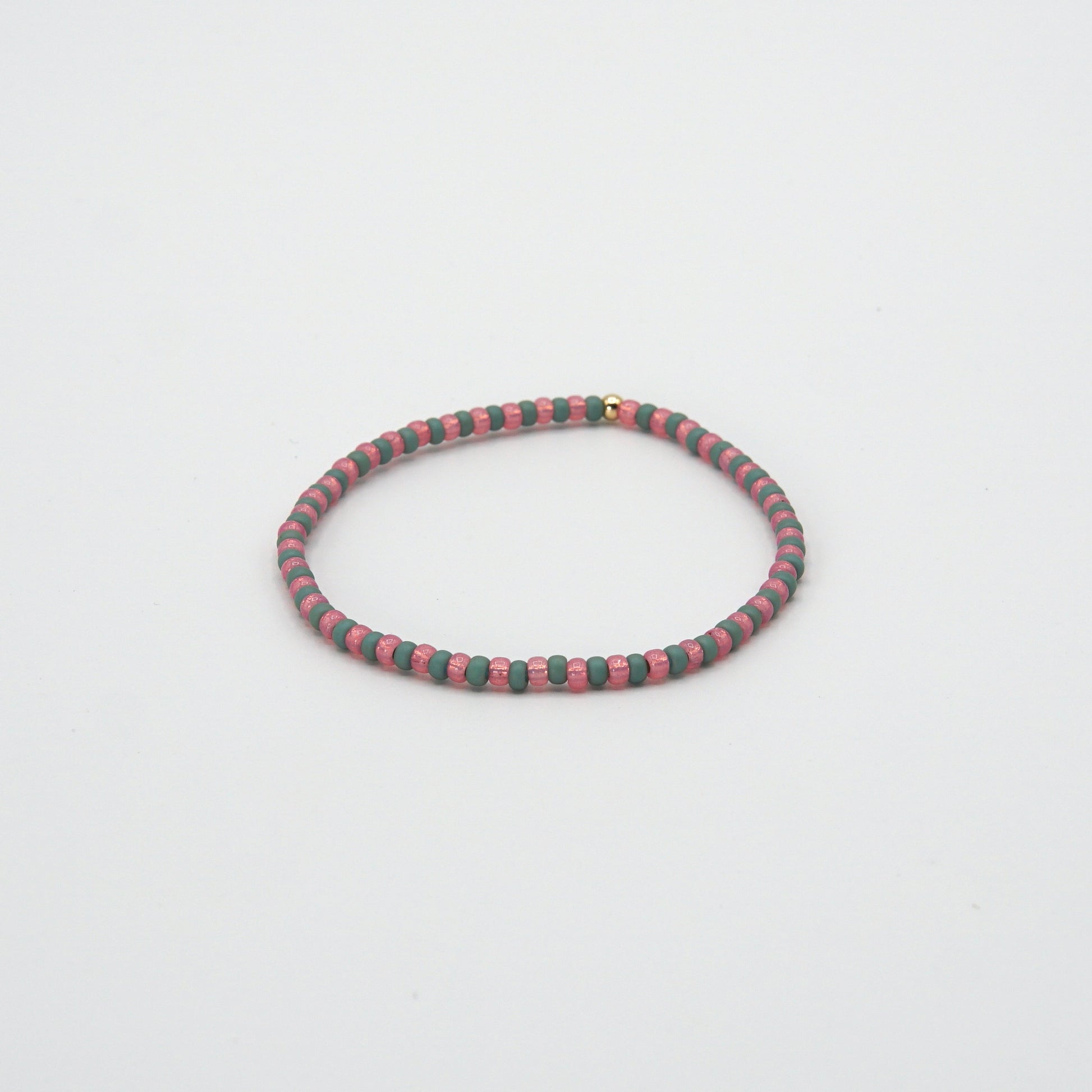Pink Grünes Elastisches 17,5 cm langes Armband NAGOMI mit kontrastierenden Glasperlen und einer zarten 14-Karat-Goldfilled-Perle.