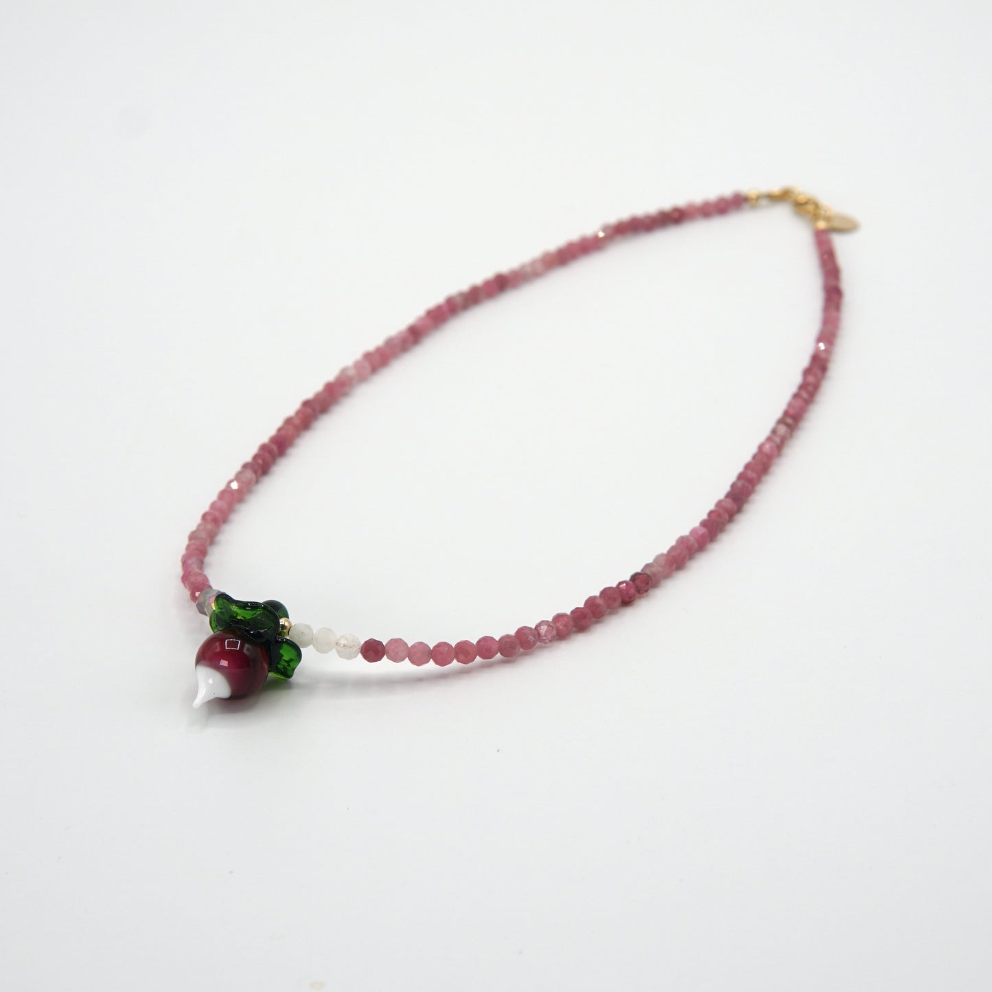 Kette RADIS mit zarten rosa Turmalinen, handgefertigter Glasperle in Radieschen-Form, facettierten Glasperlen und funkelnden Bergkristallen, Details aus 14 Karat Goldfilled, handgefertigt von Femelle Anouk