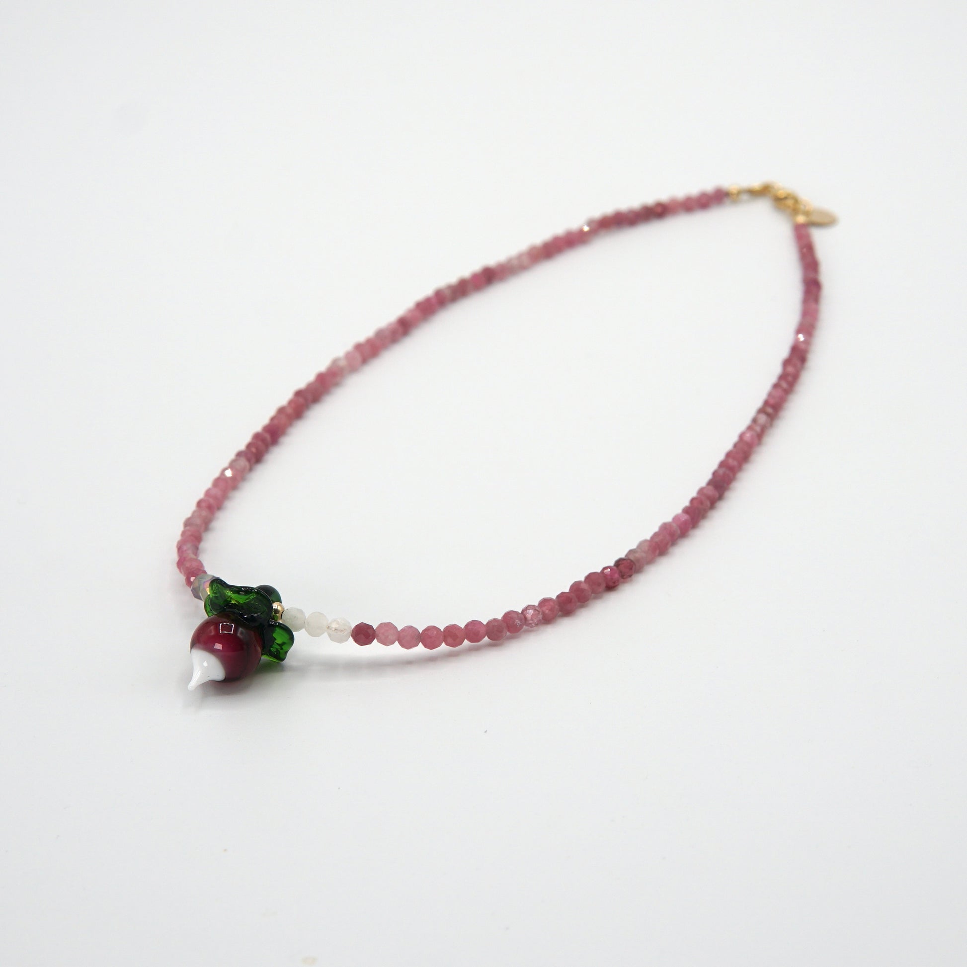 Kette RADIS mit zarten rosa Turmalinen, handgefertigter Glasperle in Radieschen-Form, facettierten Glasperlen und funkelnden Bergkristallen, Details aus 14 Karat Goldfilled, handgefertigt von Femelle Anouk