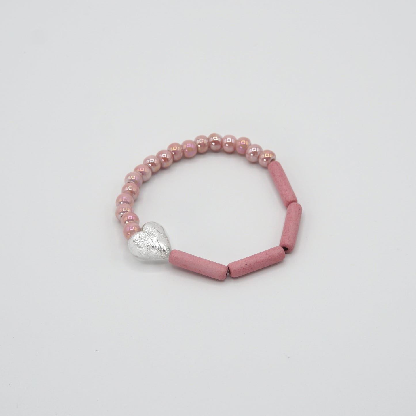 Handgefertigtes Armband HEART OF SILVER mit bunten Keramikperlen und funkelnder herzförmiger Glasperle, elastisch, ca. 18 cm lang.
