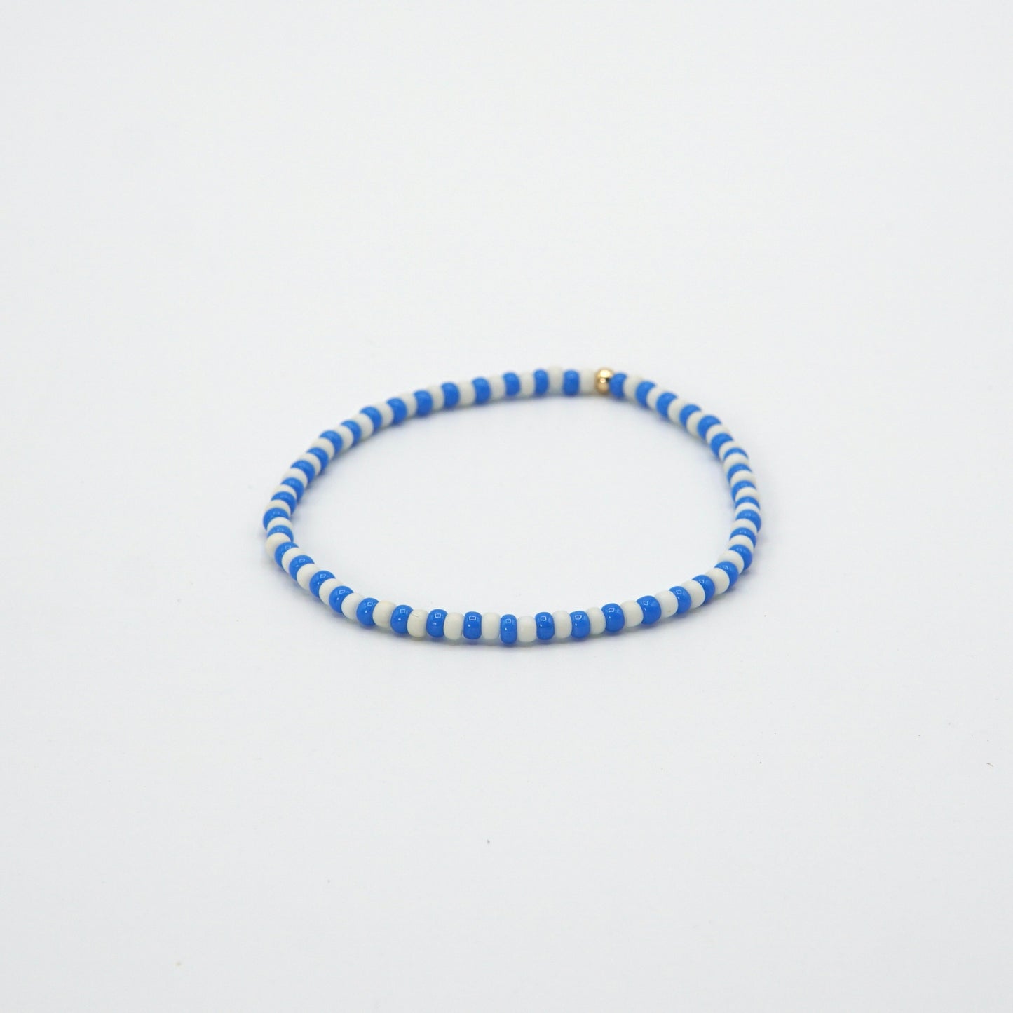 Blau-weißes Elastisches 17,5 cm langes Armband NAGOMI mit kontrastierenden Glasperlen und einer zarten 14-Karat-Goldfilled-Perle.