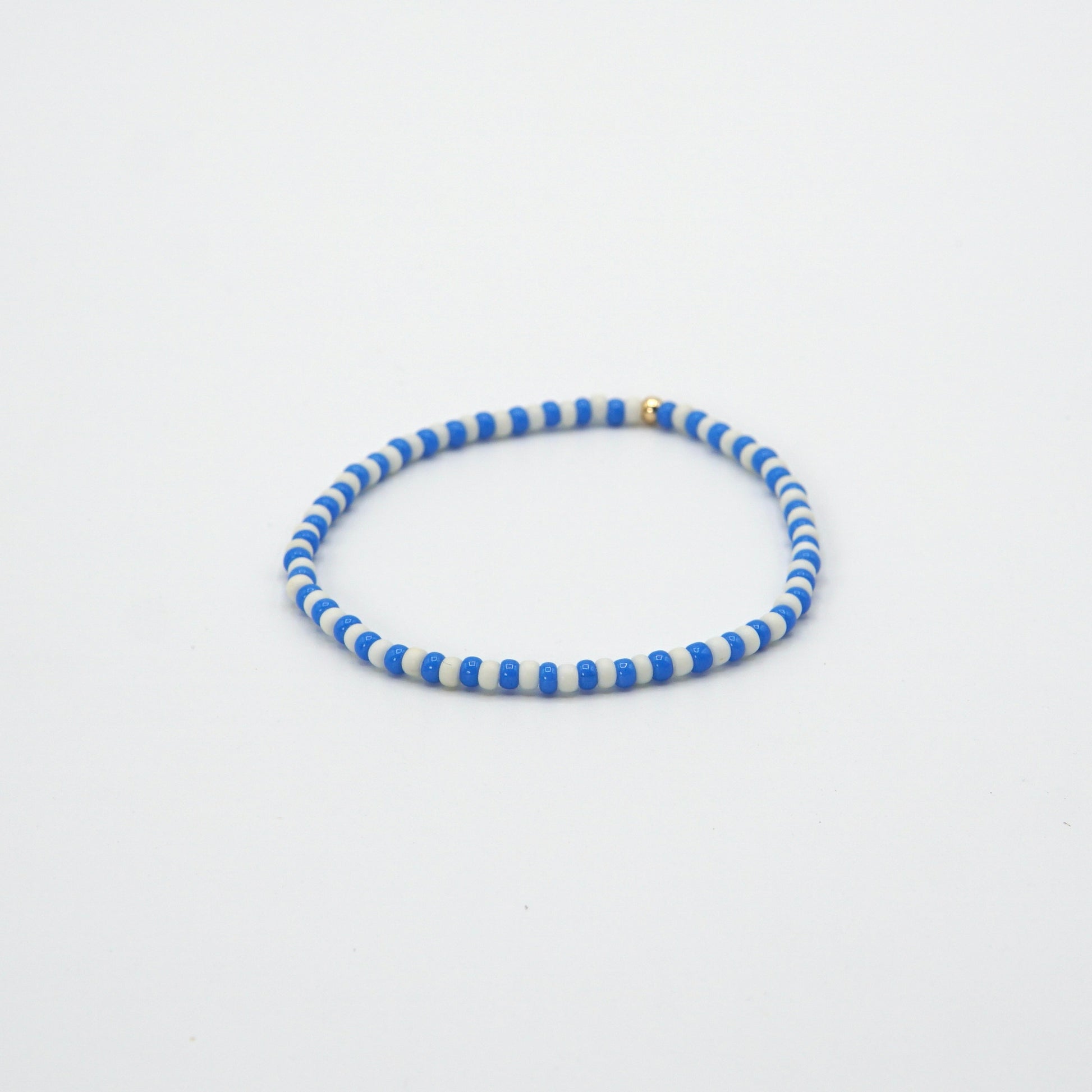 Blau-weißes Elastisches 17,5 cm langes Armband NAGOMI mit kontrastierenden Glasperlen und einer zarten 14-Karat-Goldfilled-Perle.