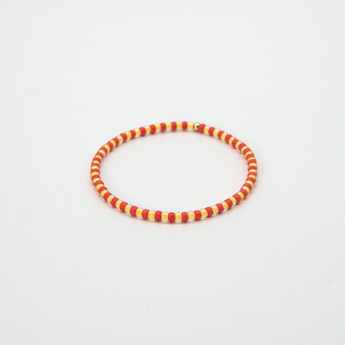 Rot gelbes Elastisches 17,5 cm langes Armband NAGOMI mit kontrastierenden Glasperlen und einer zarten 14-Karat-Goldfilled-Perle.