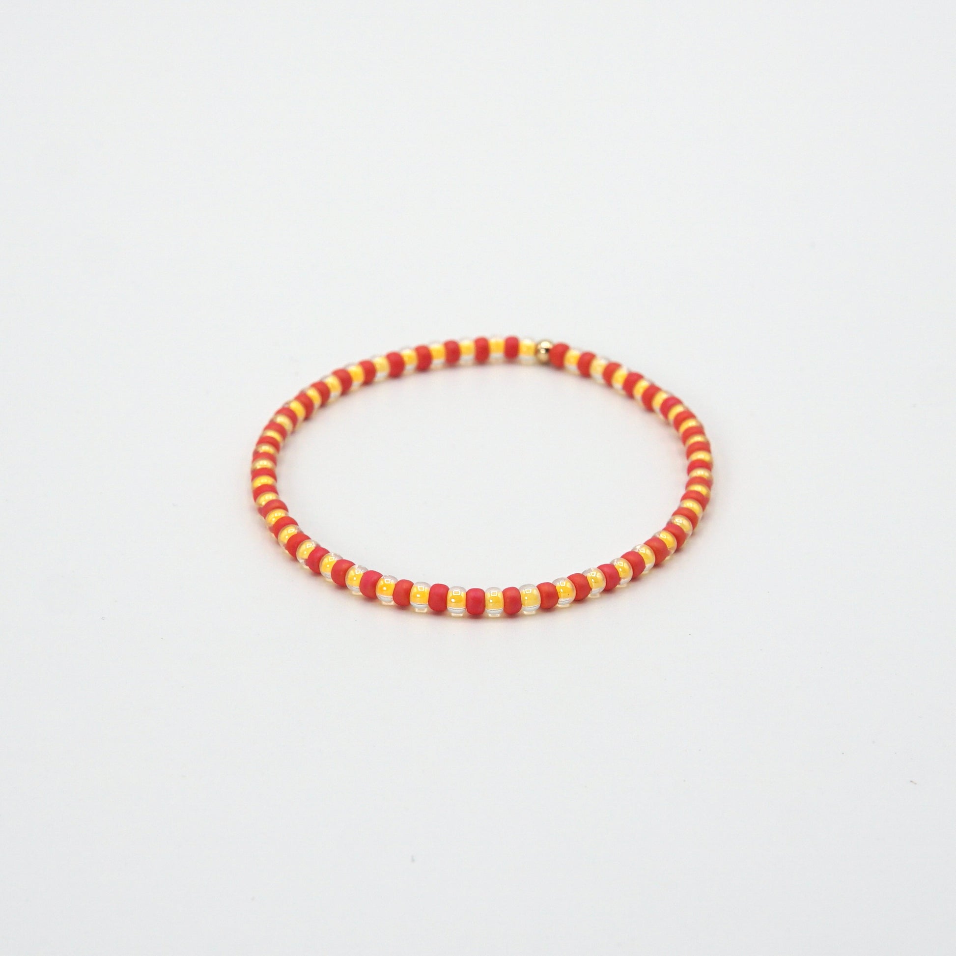 Rot gelbes Elastisches 17,5 cm langes Armband NAGOMI mit kontrastierenden Glasperlen und einer zarten 14-Karat-Goldfilled-Perle.