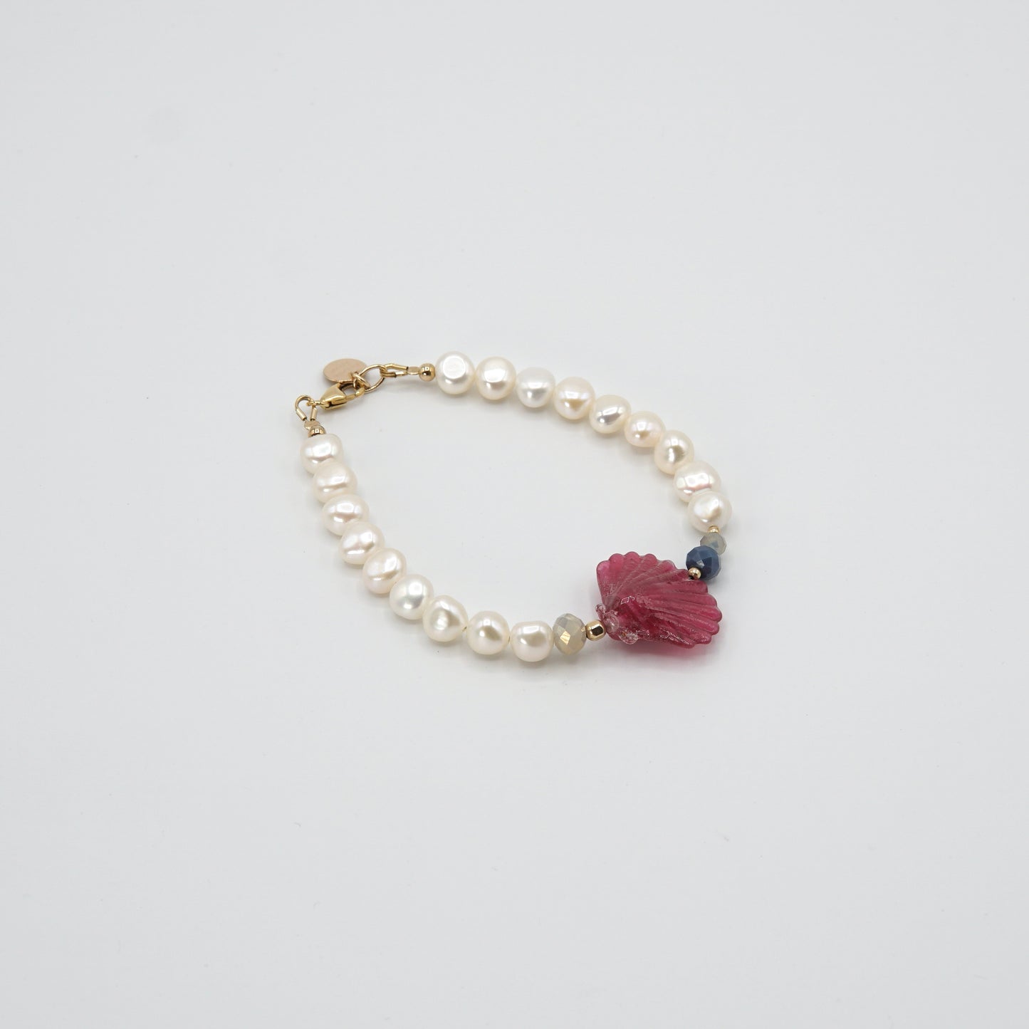 Handgefertigtes Armband 'SHELLY' mit Süßwasserperlen, bunten Glasperlen und einer auffälligen, handgemachten Muschelperle, verziert mit 14 kt Goldfilled-Elementen.
