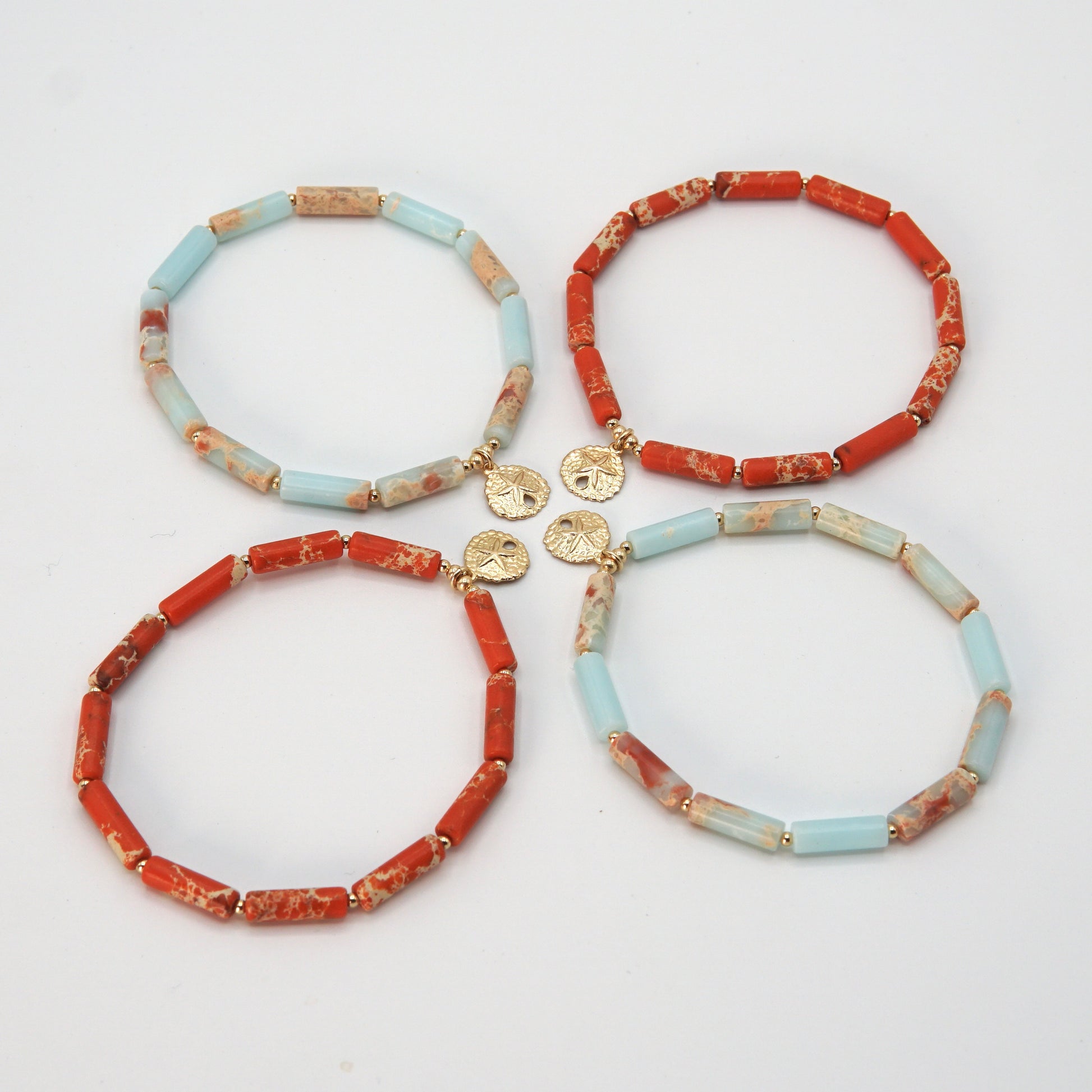 rot-türkis Detailansicht des filigranen Seestern-Anhängers aus 14 Karat Goldfilled am 'SUMMER'-Armband.
