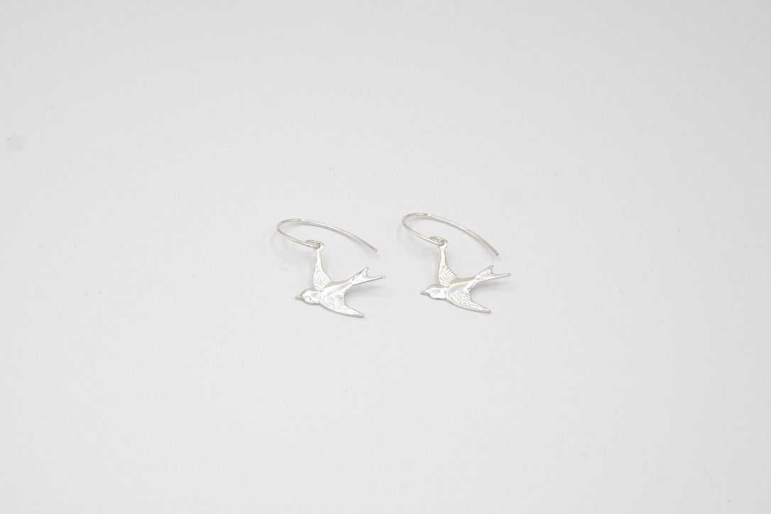 Schwalben-Anhänger der Ohrringe HIRONDELLE, zeigt die feine Handwerkskunst und das elegante Design in 925er Silber