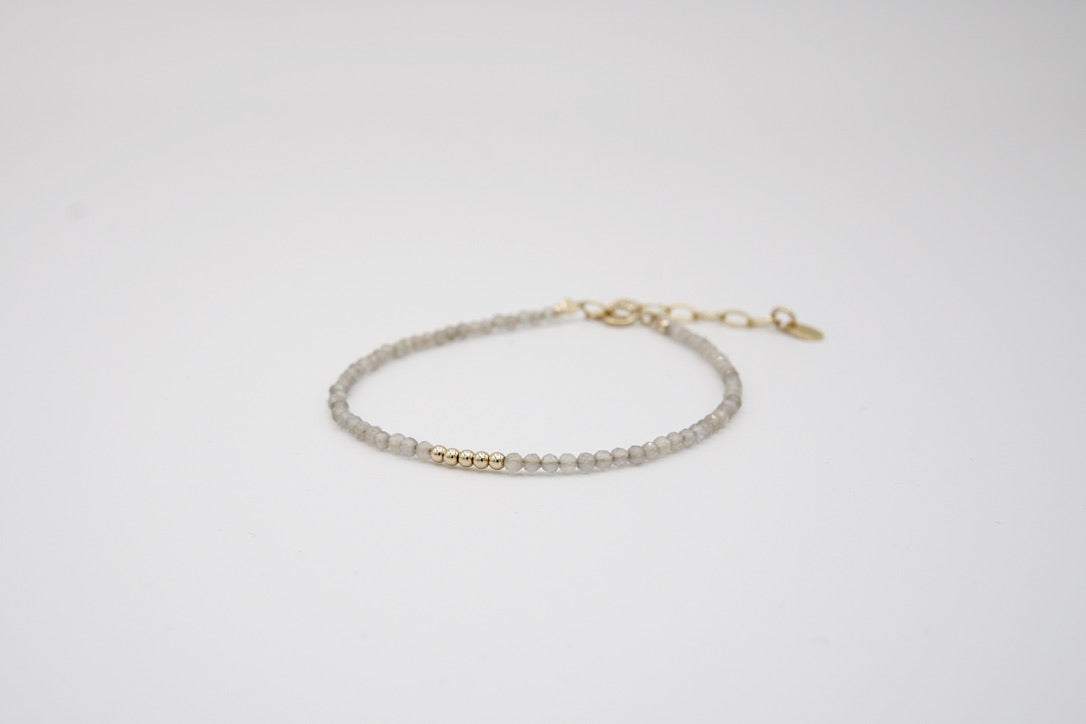 Filigranes Armband JULIE mit facettierten Amethyst- oder grauen Mondstein-Edelsteinen und 14 Karat Goldfilled-Elementen, 20,5 cm lang, variabel tragbar.
