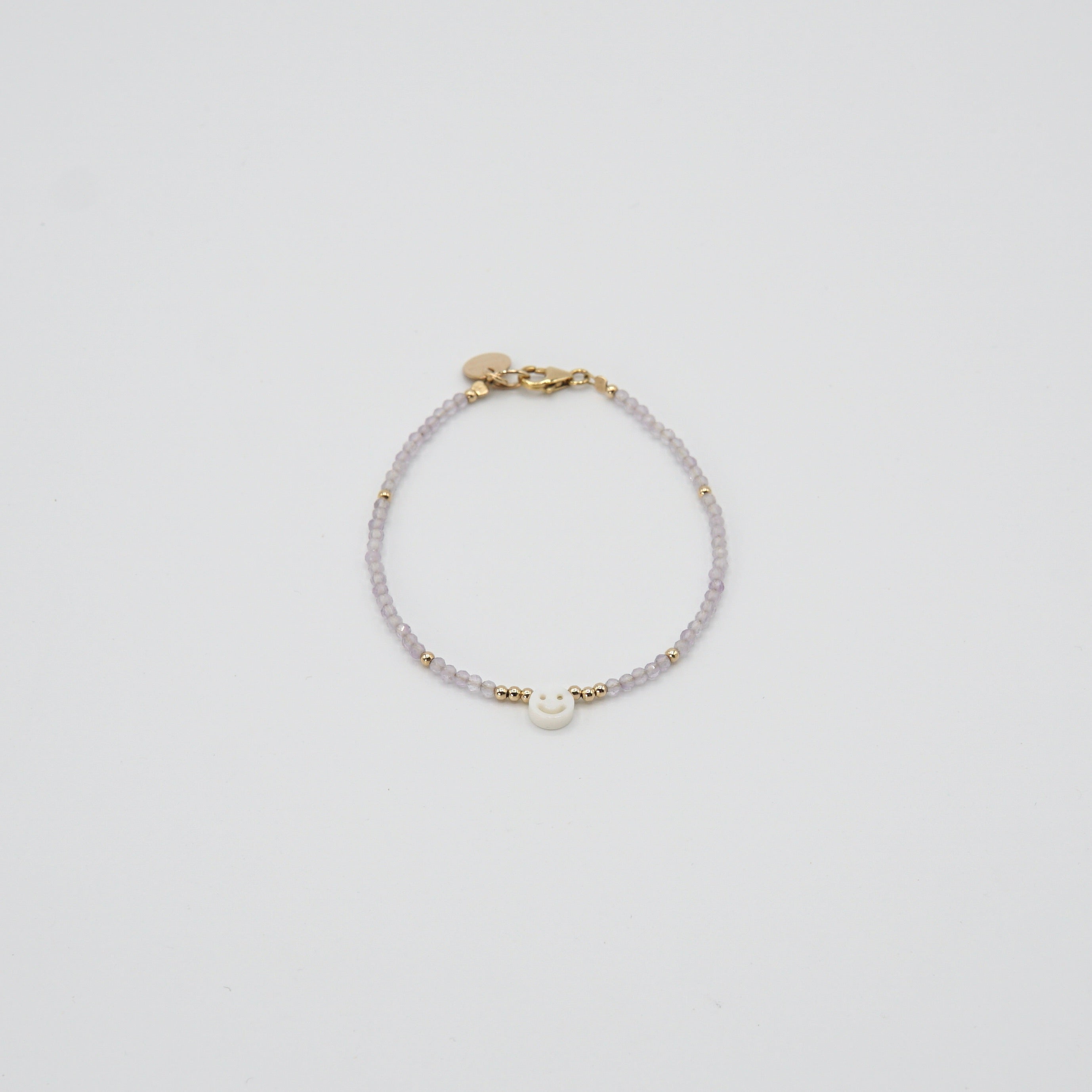 Handgefertigtes Armband 'SMILE' mit zarten Amethystperlen, einem Perlmutt-Smiley und 14 kt Goldfilled-Elementen