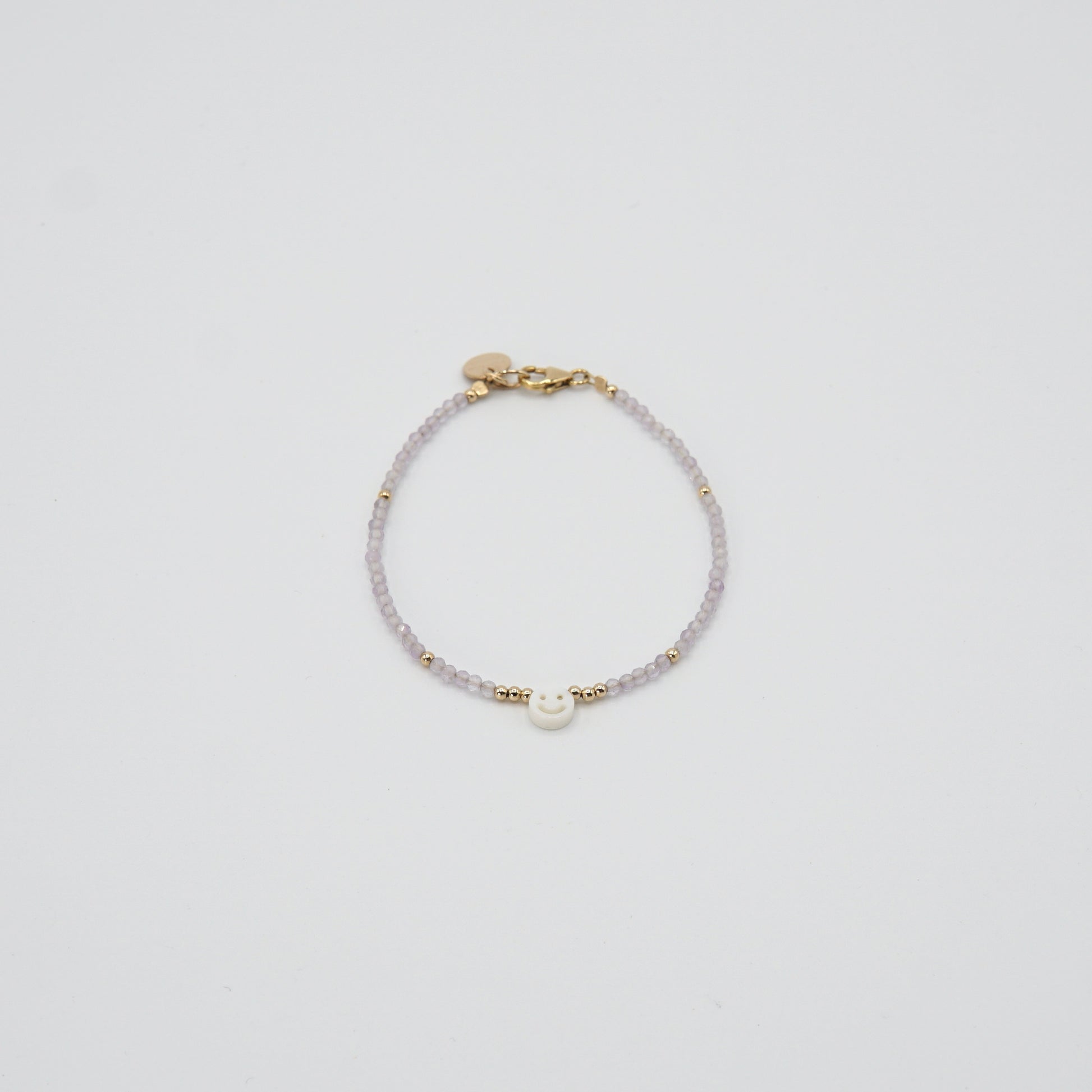 Handgefertigtes Armband 'SMILE' mit zarten Amethystperlen, einem Perlmutt-Smiley und 14 kt Goldfilled-Elementen