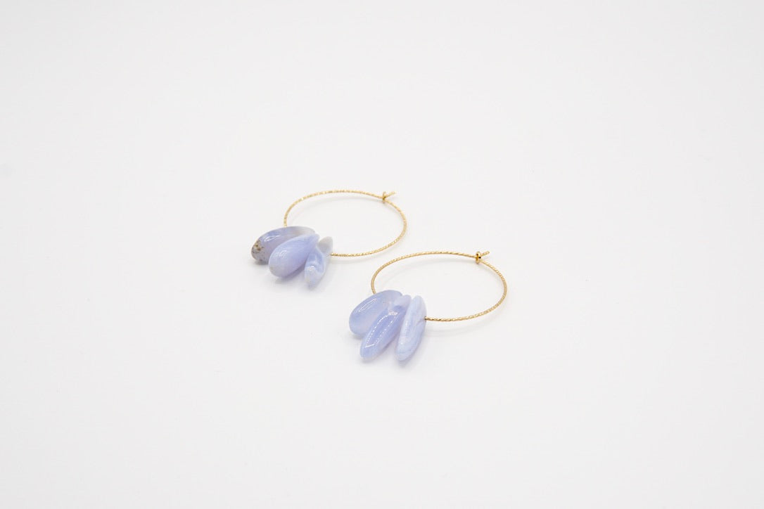 Creolen LOLA aus 14 Karat Goldfilled mit hellblauem Chalcedon-Anhänger, 3 cm Durchmesser, handgefertigter Schmuck