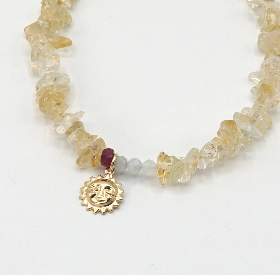 Detailansicht des kleinen Sonnenanhängers aus 14 Karat Goldfilled am 'SOLEIL'-Armband, der Wärme und Lebensfreude ausstrahlt.