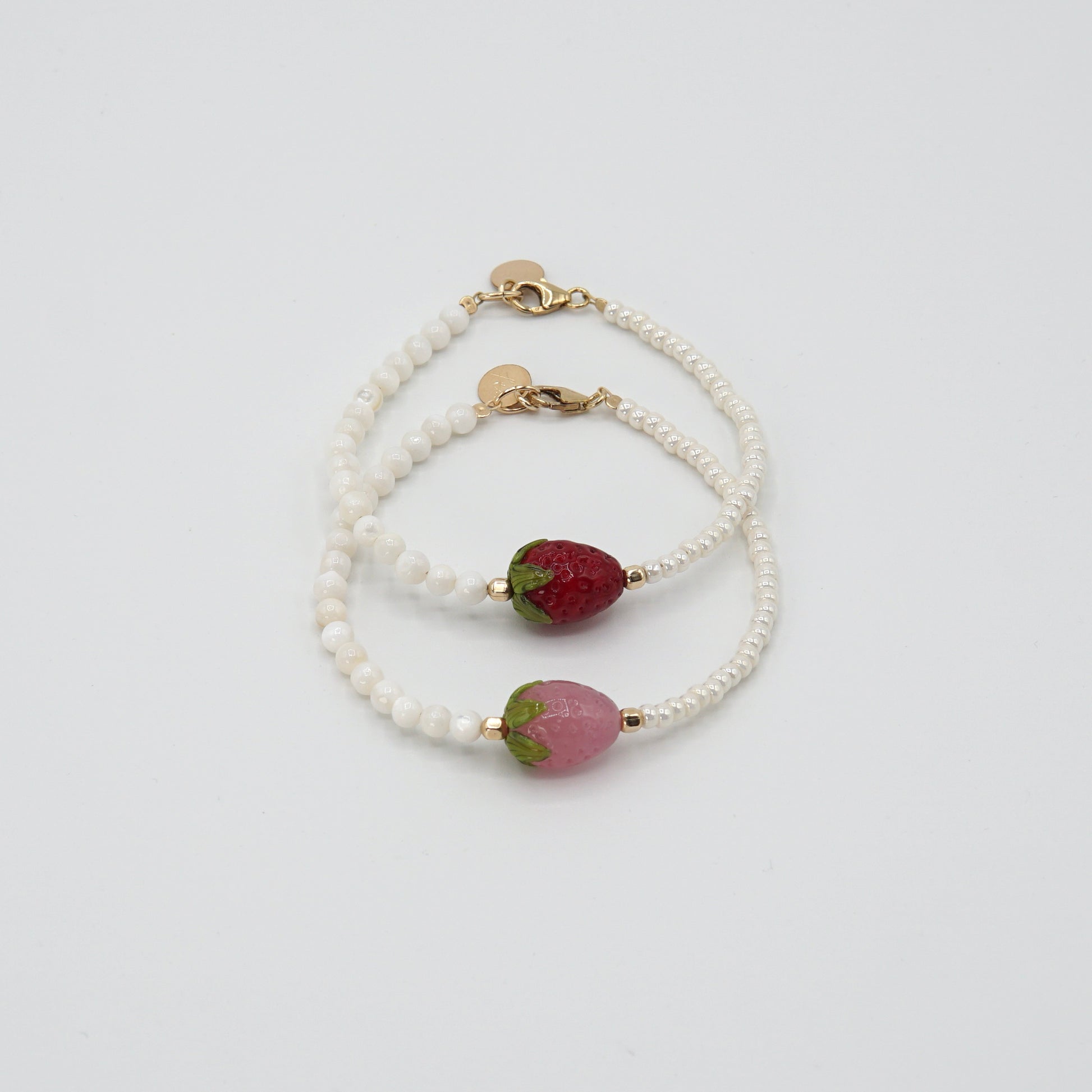 Zartes Armband 'STRAWBERRY BABE' mit feinen Glasperlen, Perlmuttperlen und einer handgearbeiteten Glasperle, verziert mit 14 kt Goldfilled-Metallelementen.