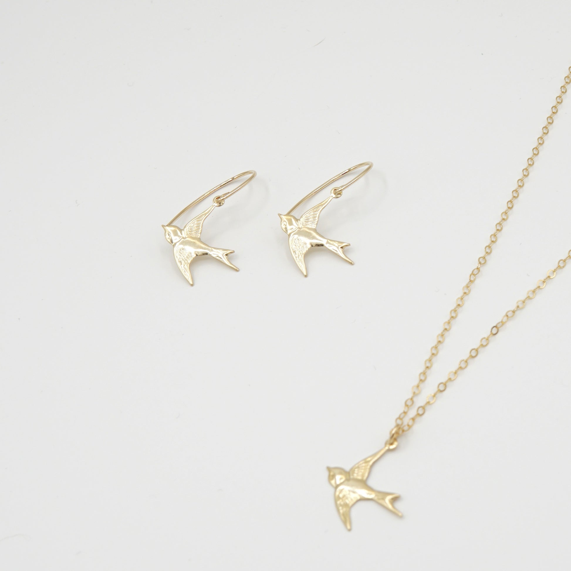 Ohrringe und Halskette HIRONDELLE von Femelle Anouk: Filigrane Schwalben-Anhänger aus 14 Karat Goldfilled, handgefertigt und nickelfrei.