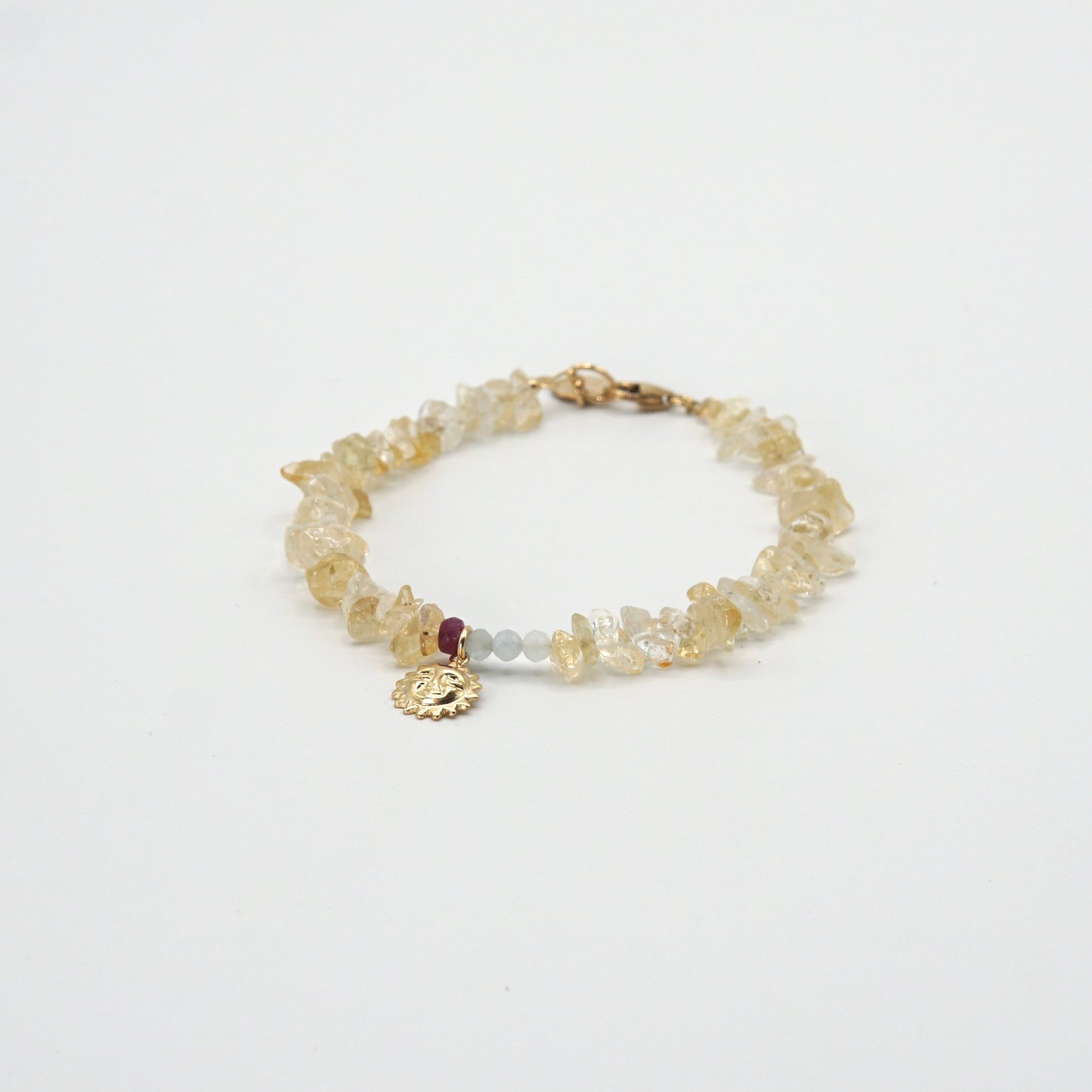 Handgefertigtes Armband 'SOLEIL' mit sonnig-gelben Citrinen, funkelndem Rubin, zarten Aquamarinen und einem kleinen Sonnenanhänger aus 14 Karat Goldfilled.