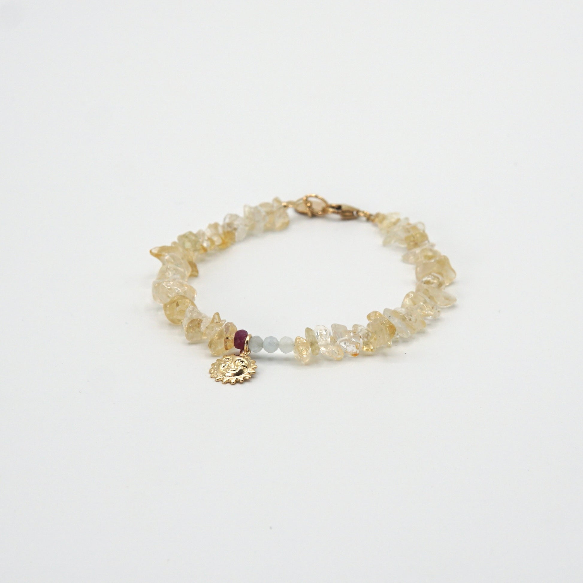 Handgefertigtes Armband 'SOLEIL' mit sonnig-gelben Citrinen, funkelndem Rubin, zarten Aquamarinen und einem kleinen Sonnenanhänger aus 14 Karat Goldfilled.