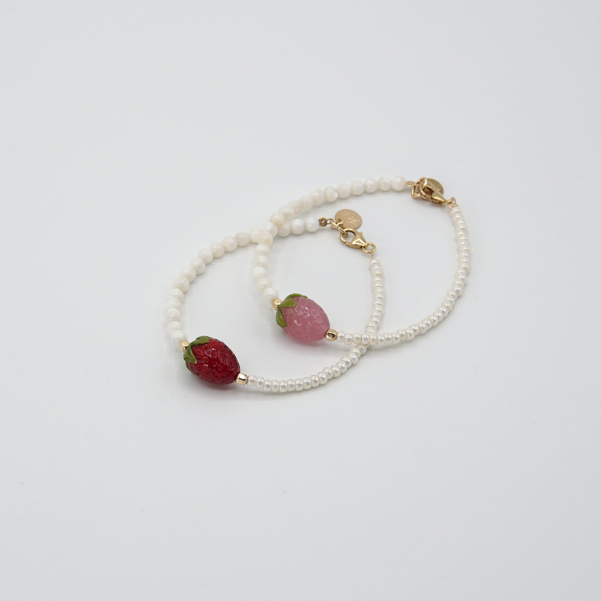 Zartes Armband 'STRAWBERRY BABE' mit feinen Glasperlen, Perlmuttperlen und einer handgearbeiteten Glasperle, verziert mit 14 kt Goldfilled-Metallelementen