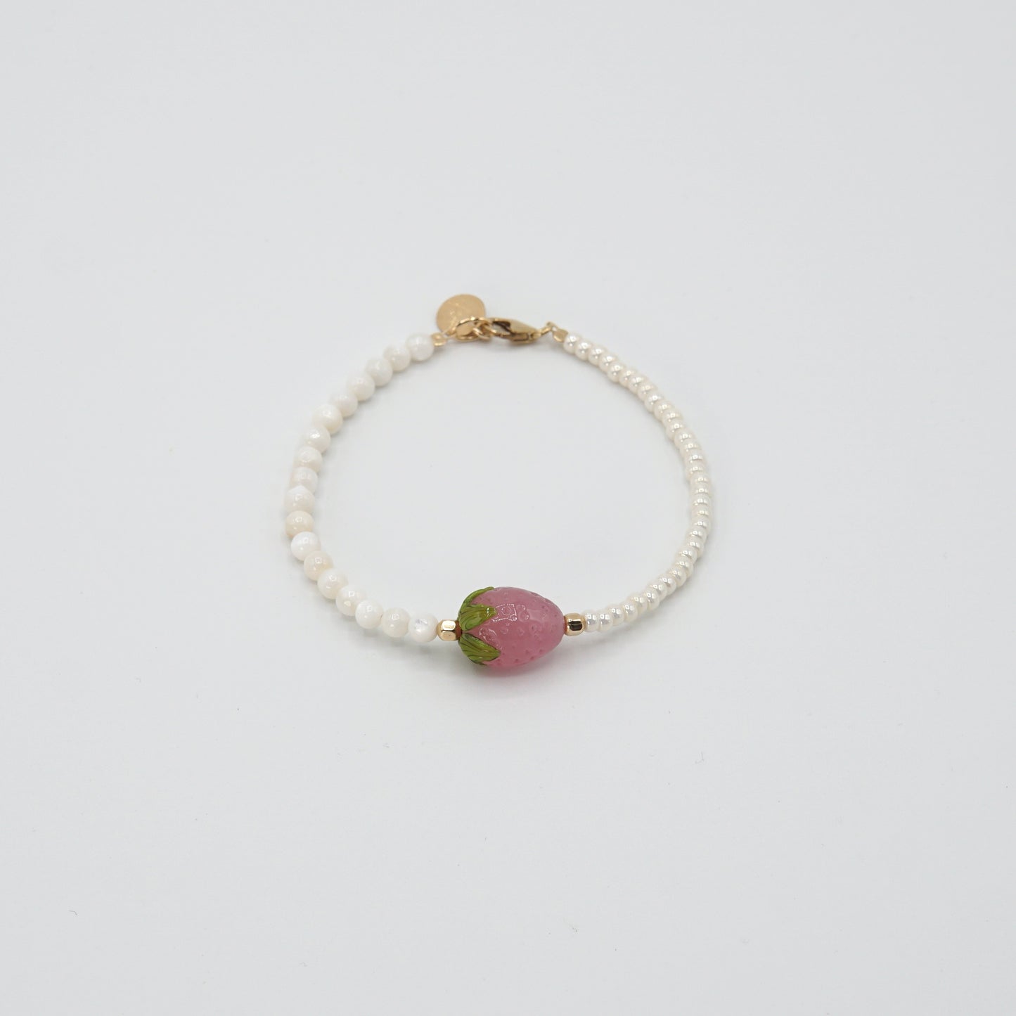 Detailansicht der handgearbeiteten Glasperle des 'STRAWBERRY BABE'-Armbands, umgeben von feinen Glas- und Perlmuttperlen.