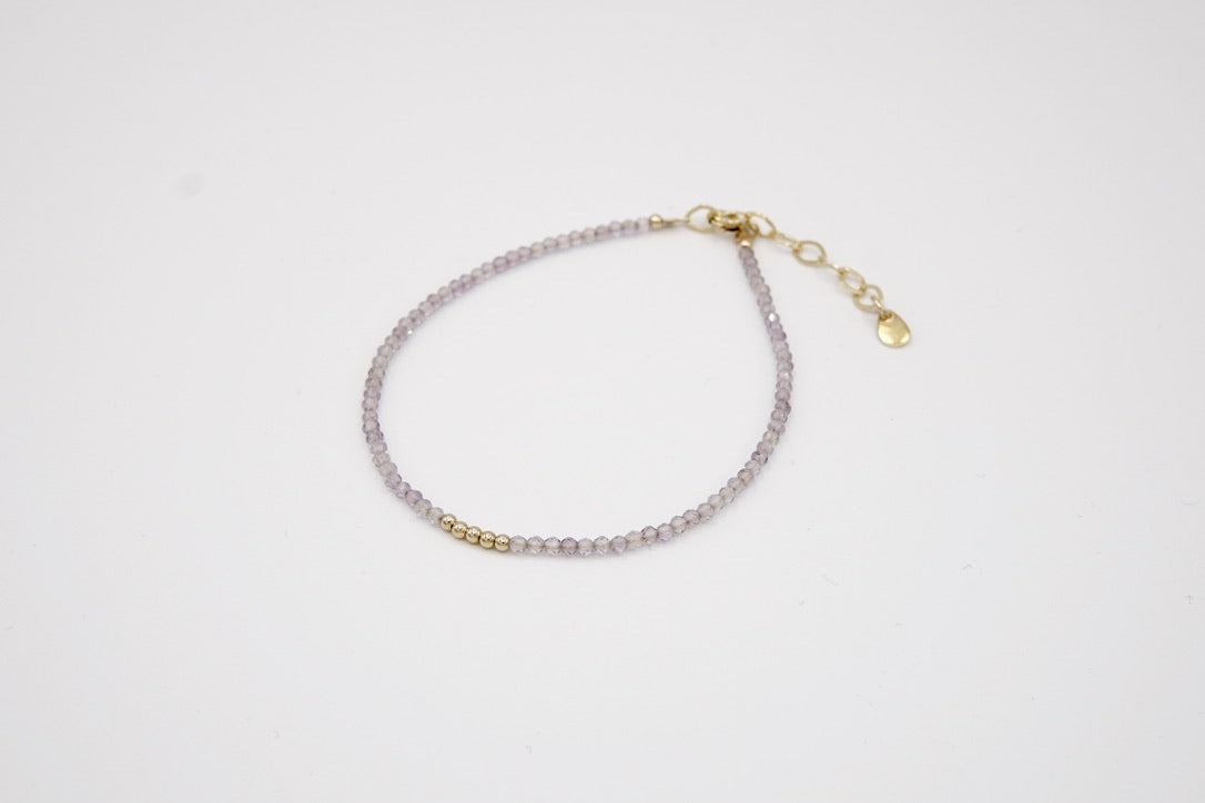Filigranes Armband JULIE mit facettierten Amethyst- oder grauen Mondstein-Edelsteinen und 14 Karat Goldfilled-Elementen, 20,5 cm lang, variabel tragbar.