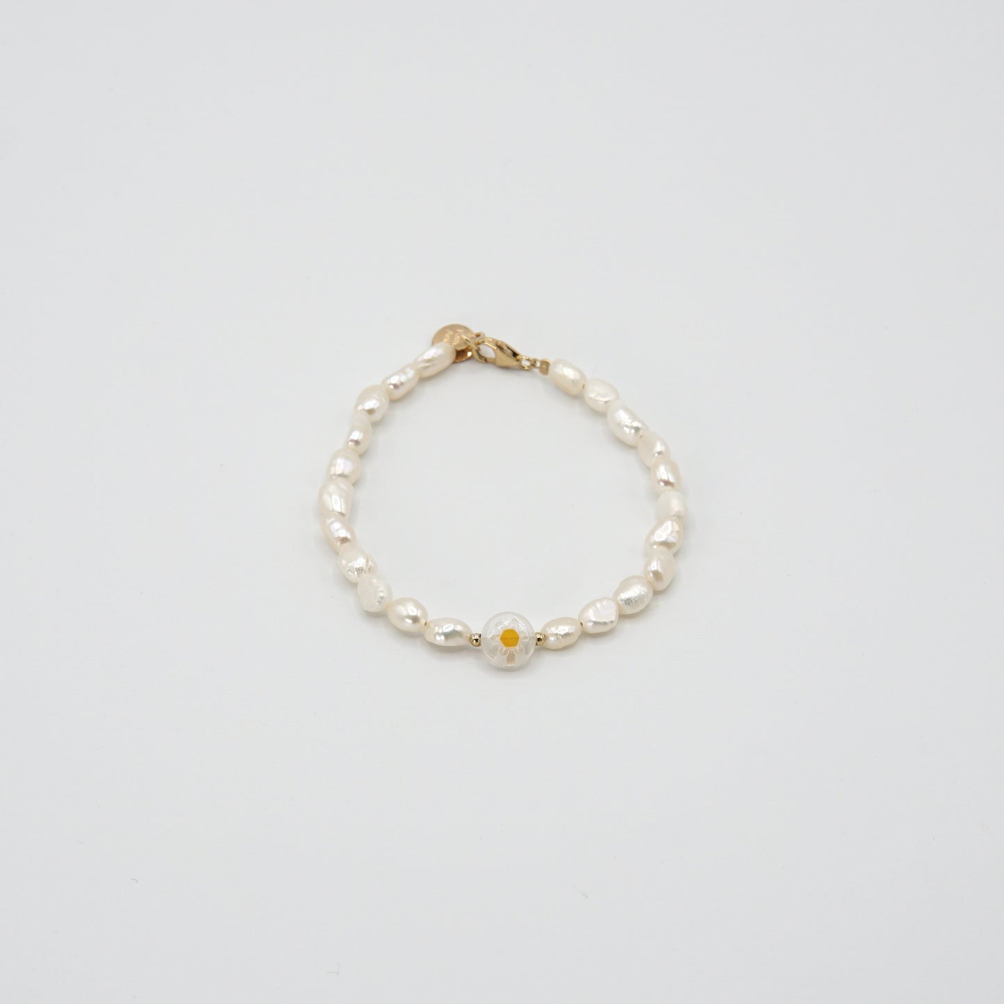 Zartes Armband 'WHITE FLOWER' mit Süßwasserperlen, einer handgefertigten Glasperle in Gänseblümchenform und 14 kt Goldfilled-Elementen, 17,5 cm lang.