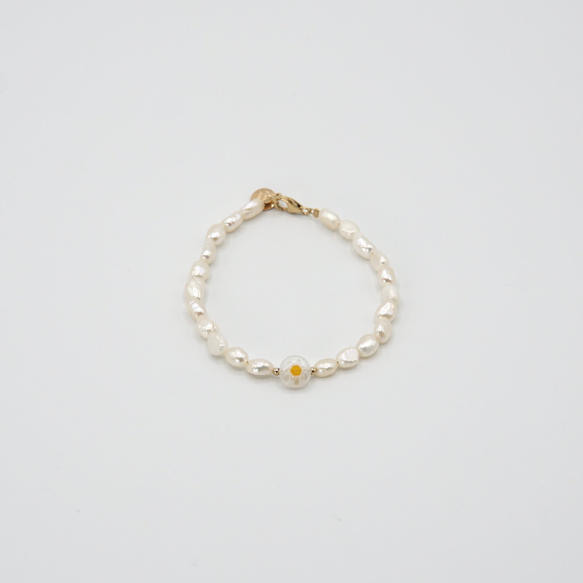 Zartes Armband 'WHITE FLOWER' mit Süßwasserperlen, einer handgefertigten Glasperle in Gänseblümchenform und 14 kt Goldfilled-Elementen, 17,5 cm lang.