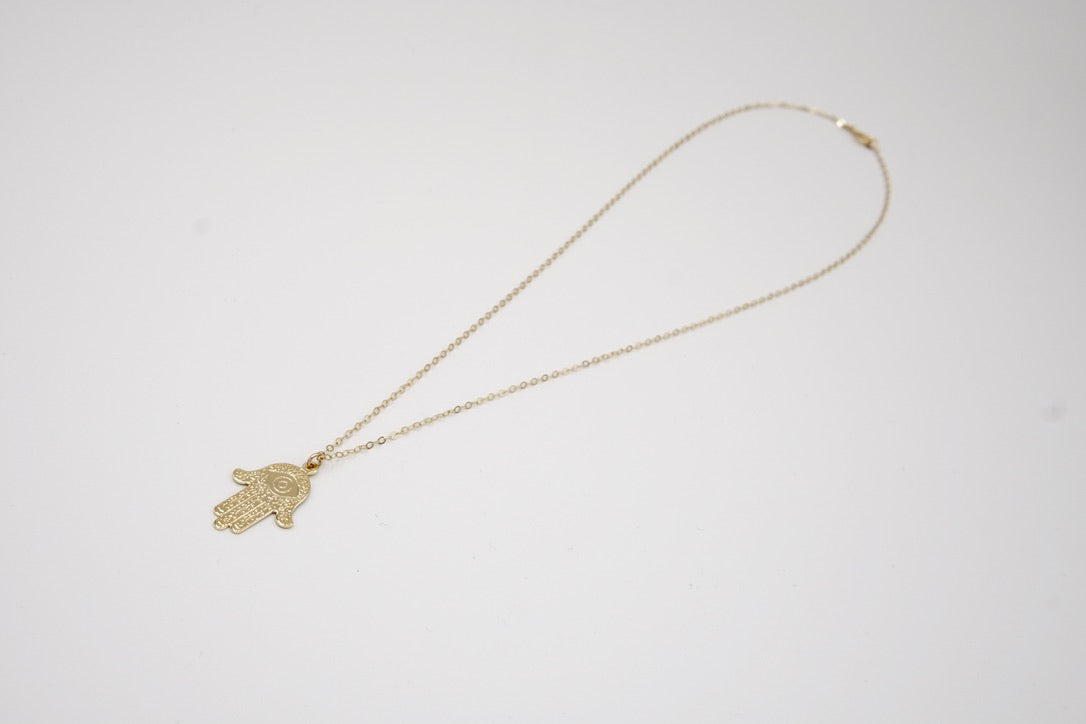 Nahaufnahme des Hamsa-Hand-Anhängers der Kette FATIMA, zeigt die feine Handwerkskunst und das symbolträchtige Design