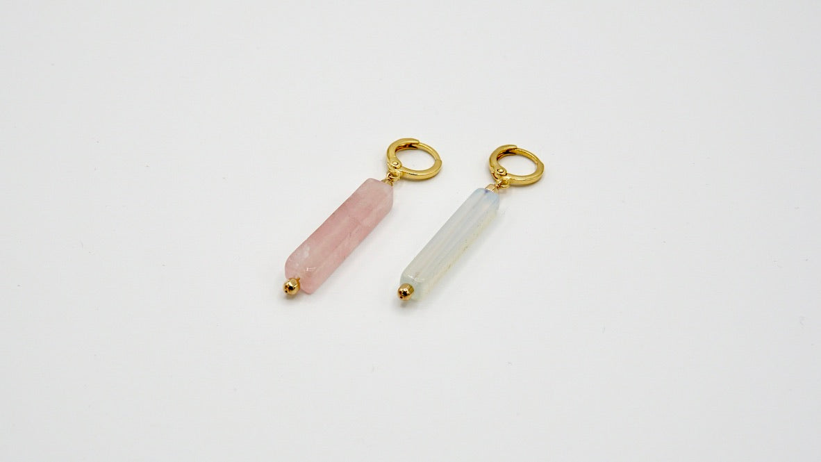 Rosa und hellblaue Ohrringe ZOÉ von Femelle Anouk: Verspielte 5,3 cm lange Ohrringe mit farbenfrohen Natursteinen und 14 Karat Goldfilled-Elementen