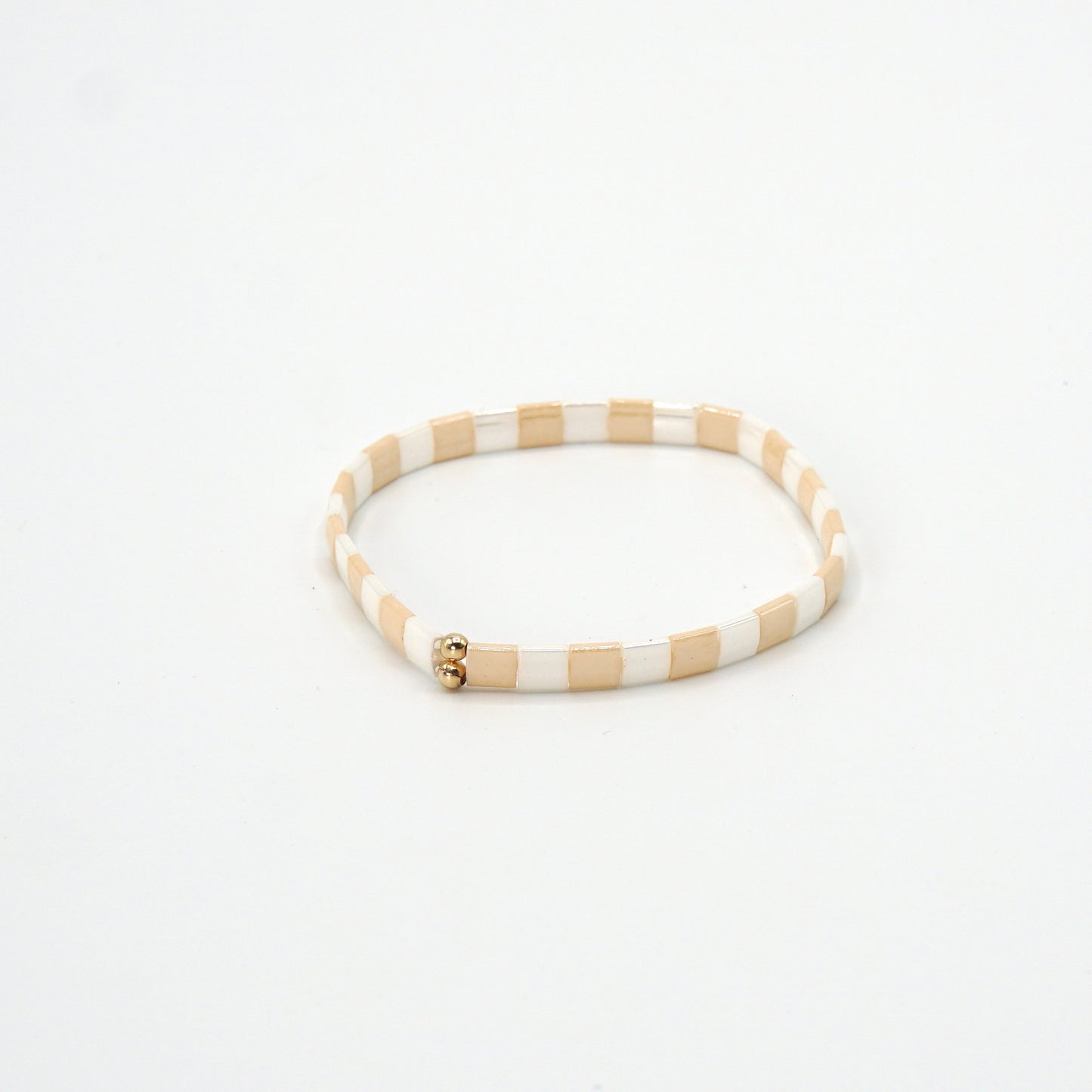 Zartes Armband aus feinen Glasperlen in sanften Pastelltönen, das Eleganz und Schlichtheit vereint.