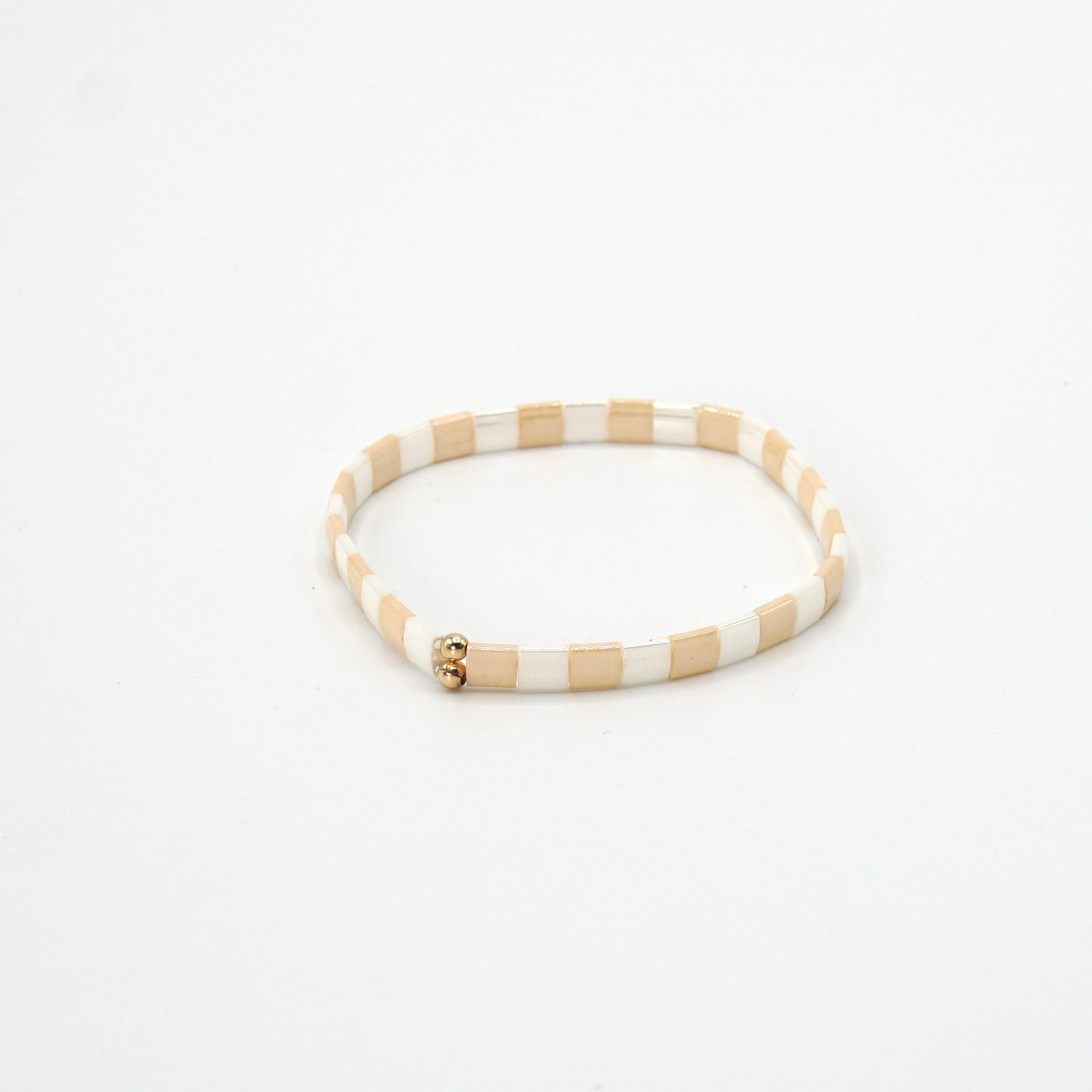 Zartes Armband aus feinen Glasperlen in sanften Pastelltönen, das Eleganz und Schlichtheit vereint.