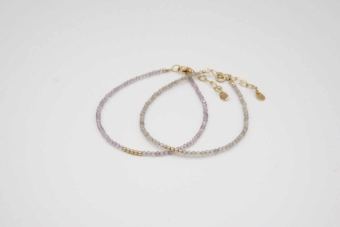 Filigranes Armband JULIE mit facettierten Amethyst- oder grauen Mondstein-Edelsteinen und 14 Karat Goldfilled-Elementen, 20,5 cm lang, variabel tragbar.
