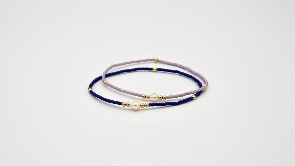 Detailansicht der facettierten Rosenquarz-Perlen des 'ROSIE'-Armbands in sanftem Roséton.