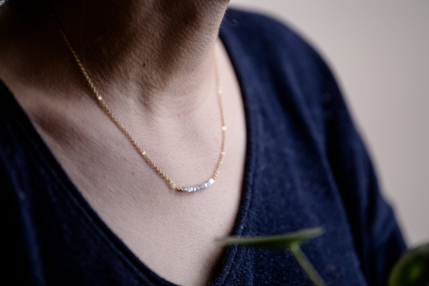 Modell trägt die Kette CUBE mit grauen Glaswürfeln, elegantes und vielseitiges Accessoire für verschiedene Anlässe