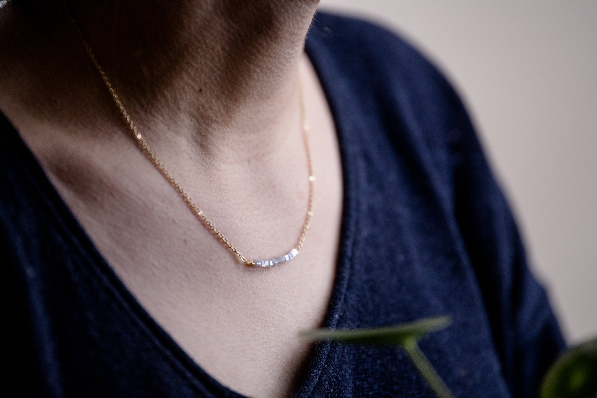 Modell trägt die Kette CUBE mit grauen Glaswürfeln, elegantes und vielseitiges Accessoire für verschiedene Anlässe