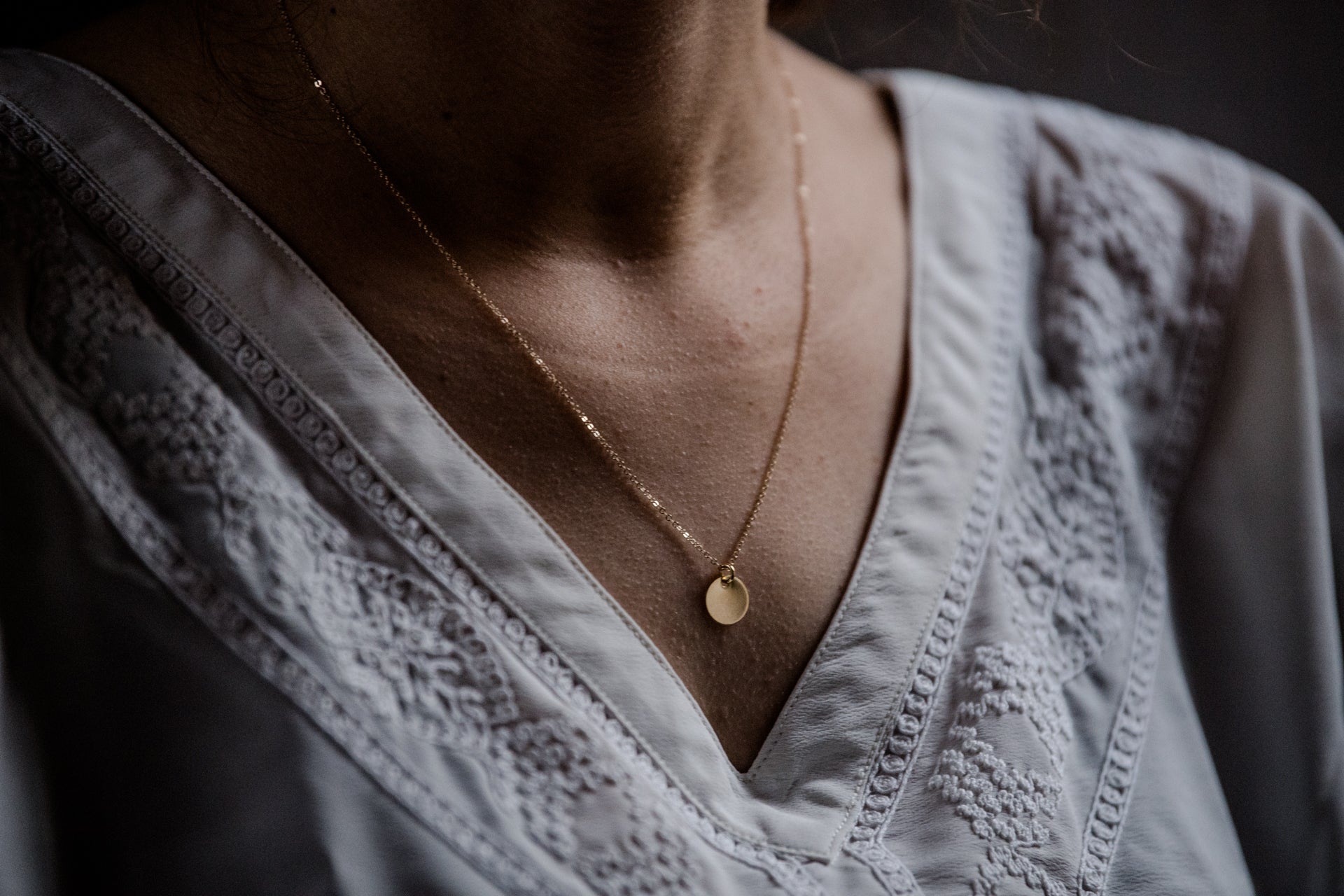 Kette PLAQUETTE mit schlichtem, goldenem Plättchen-Anhänger aus 14 Karat Goldfilled, zeitloses Design, handgefertigt von Femelle Anouk
