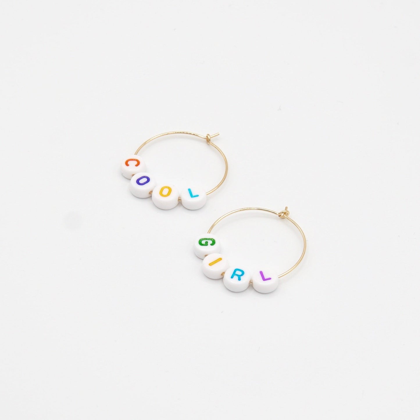 Creolen 'COOL GIRL' aus 14 Karat Goldfilled mit bunten Perlen, 25 mm Durchmesser.