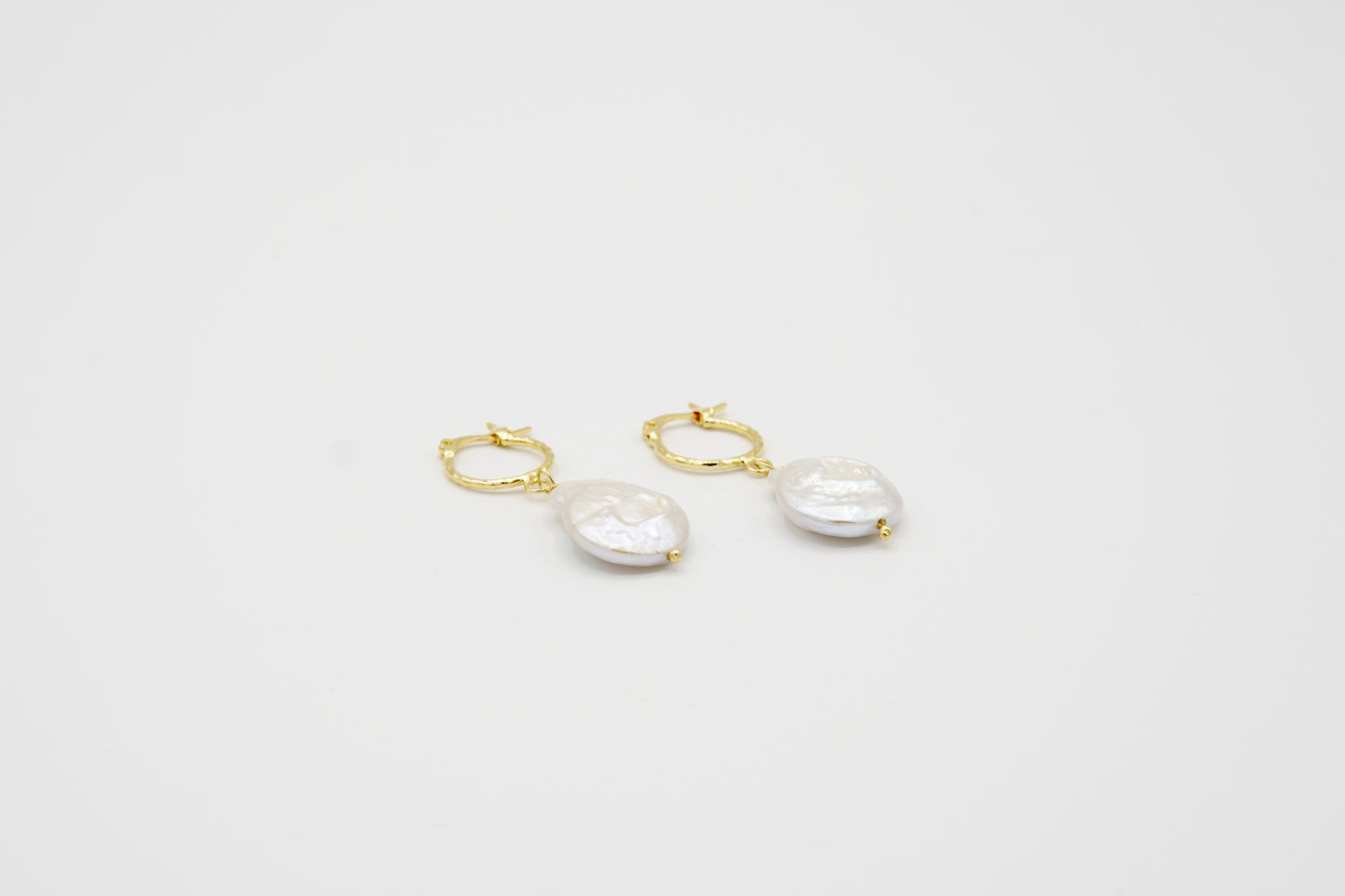 Nahaufnahme der Ohrringe COLETTE, zeigt die feine Handwerkskunst und das minimalistische Design aus 14 Karat Goldfilled.