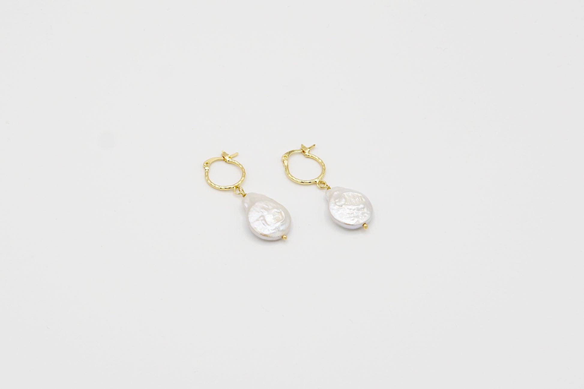 Ohrringe COLETTE von Femelle Anouk: Handgefertigte 14 Karat Goldfilled-Ohrringe mit schlichter Eleganz und zeitlosem Design.