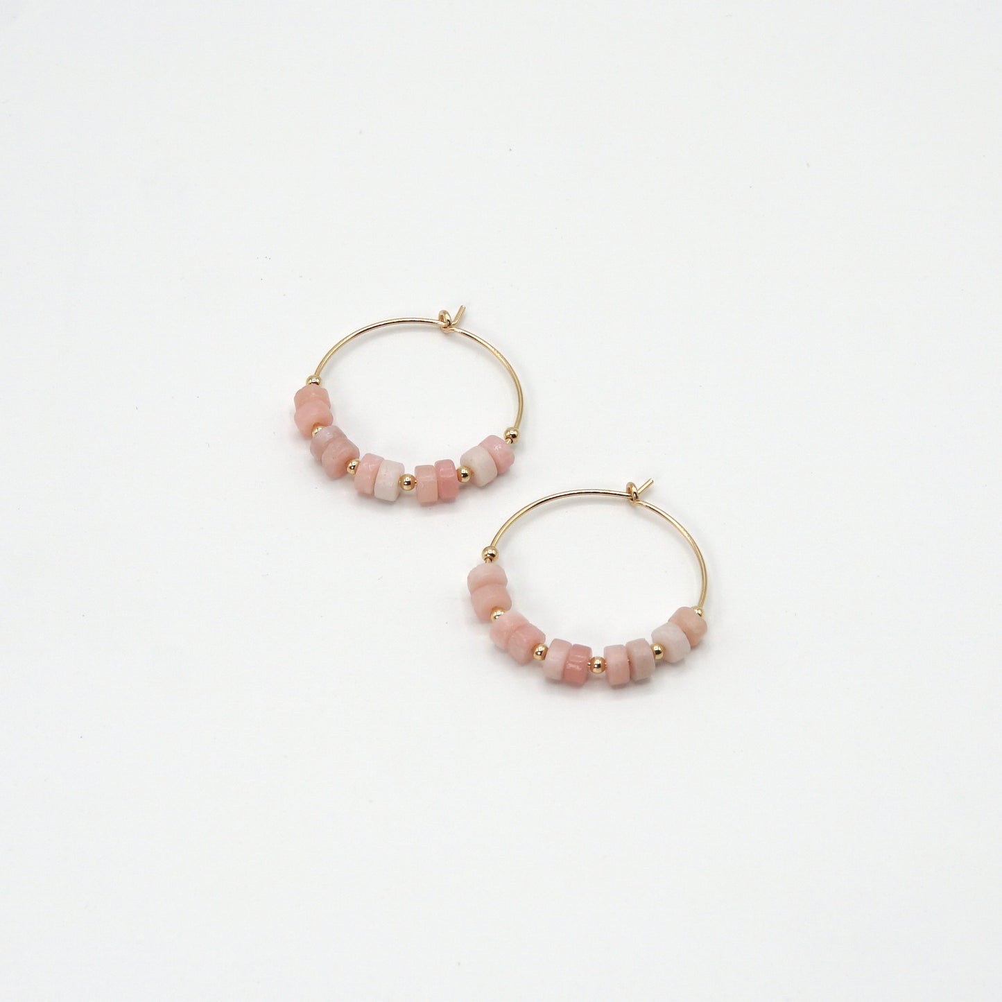 Handgefertigte Creolen 'KAYA' aus 14 Karat Goldfilled mit wahlweise sanft rosa Opalen oder tiefblauen Natursteinen, 25 mm Durchmesser.