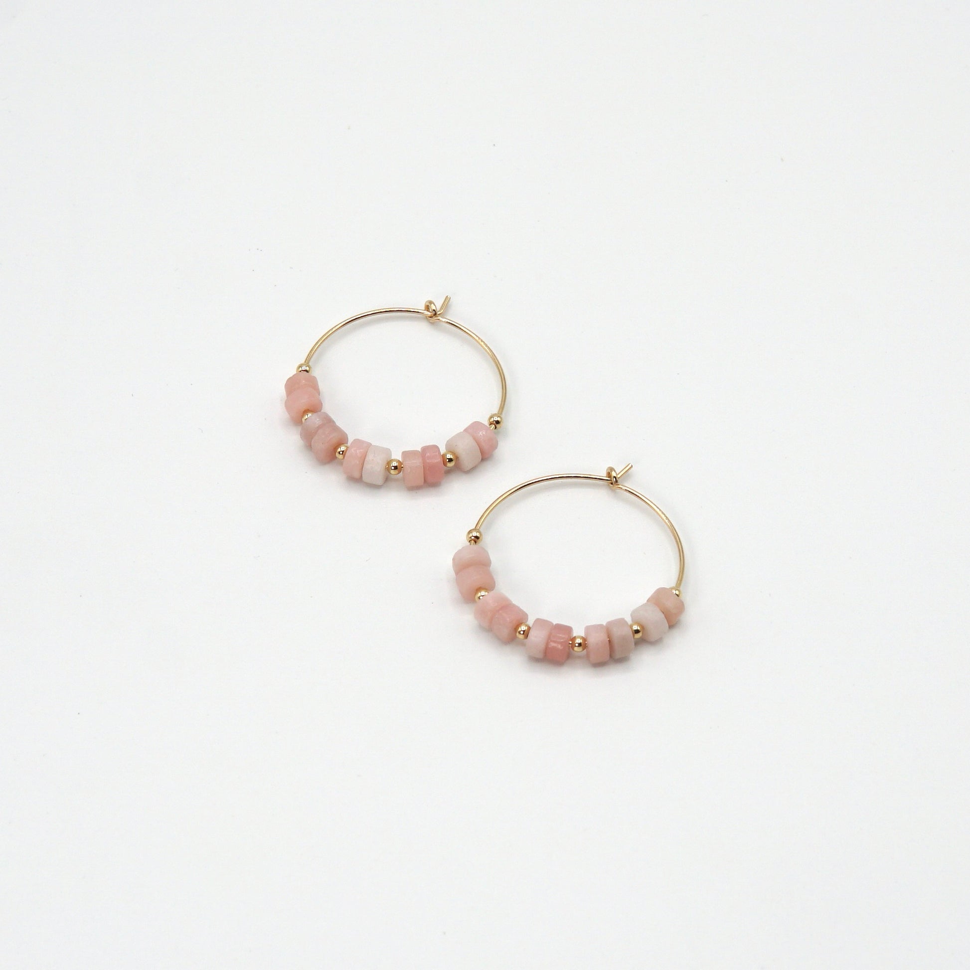 Handgefertigte Creolen 'KAYA' aus 14 Karat Goldfilled mit wahlweise sanft rosa Opalen oder tiefblauen Natursteinen, 25 mm Durchmesser.